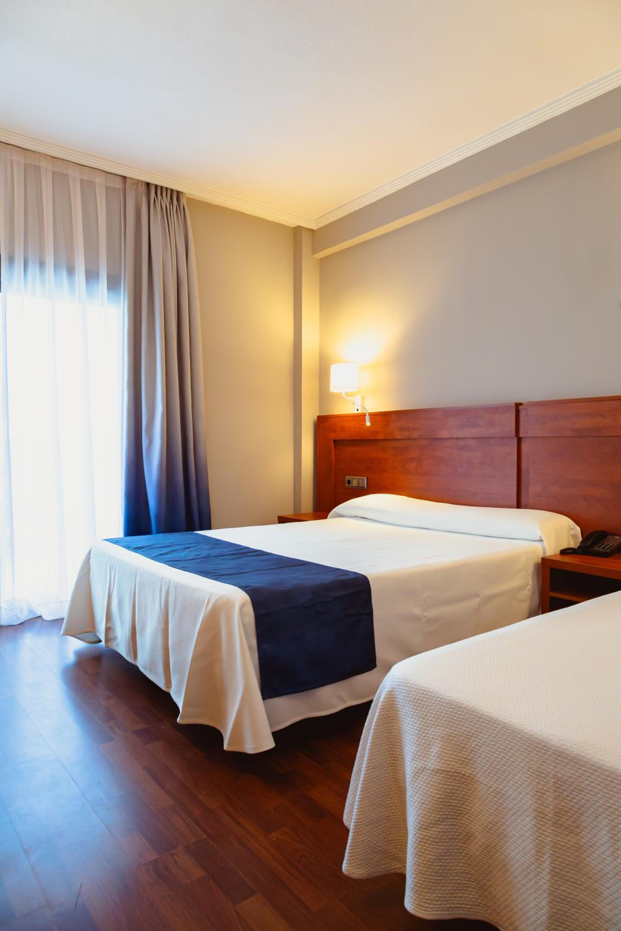 Habitación Doble o con Dos Camas con Vista a la Piscina (2 Adultos + 1 Niño)