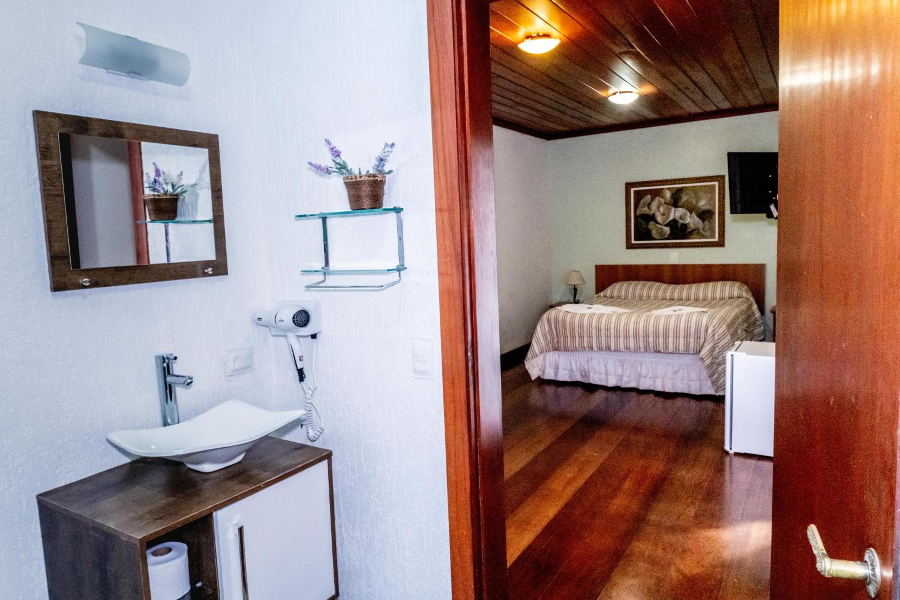 Standard Double Room - Photo 4