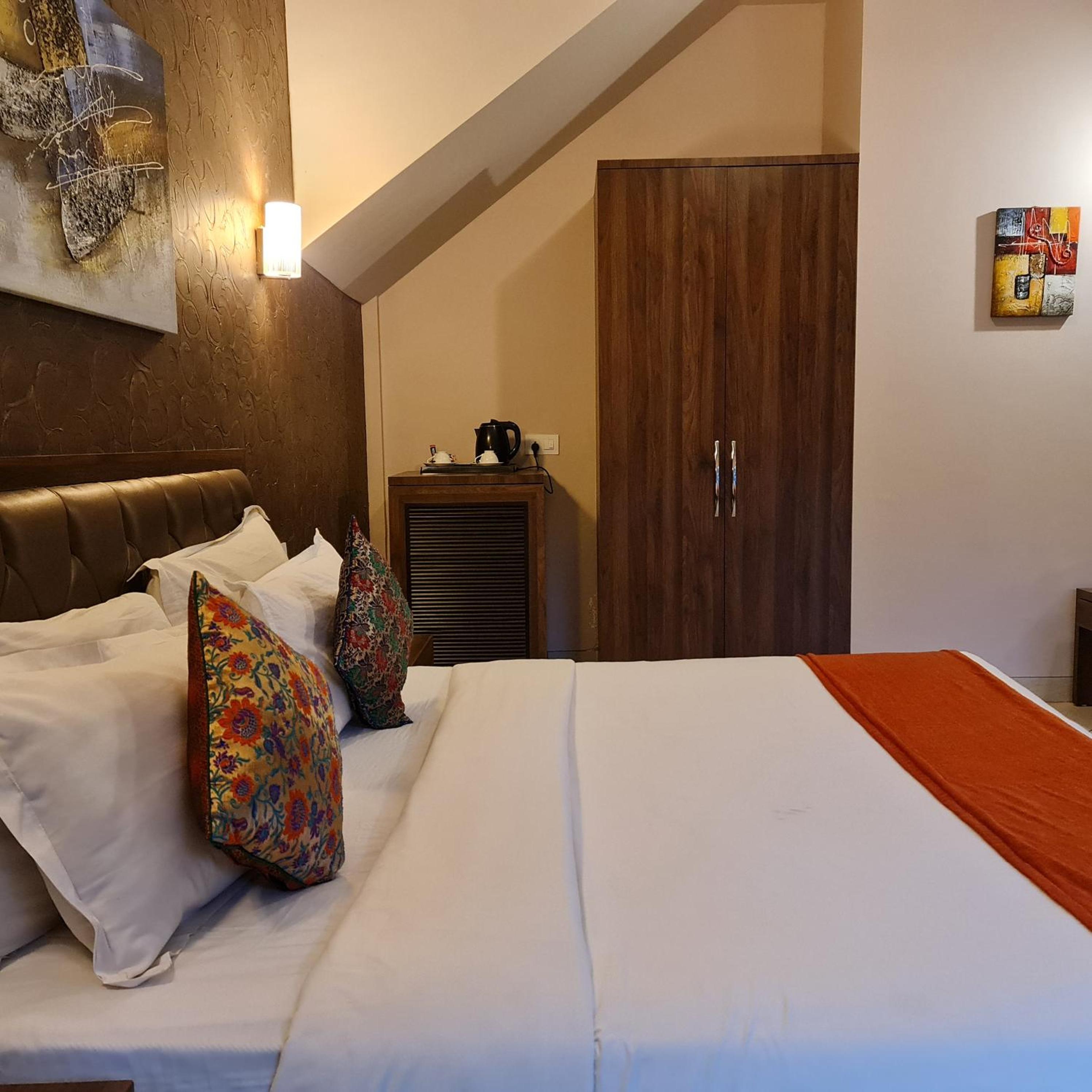Deluxe Room King Bed photo 2