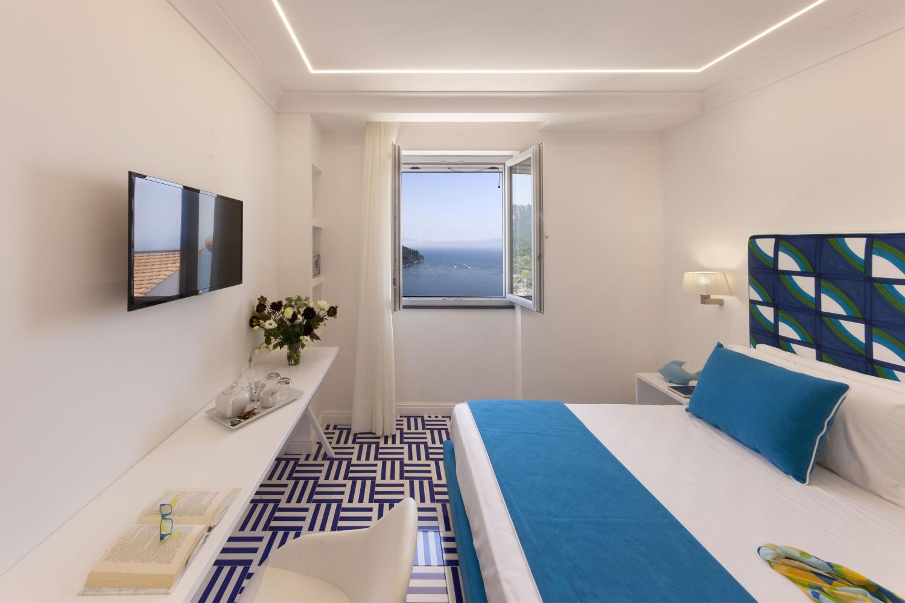 Quadruple Room with Sea View - Photo 9