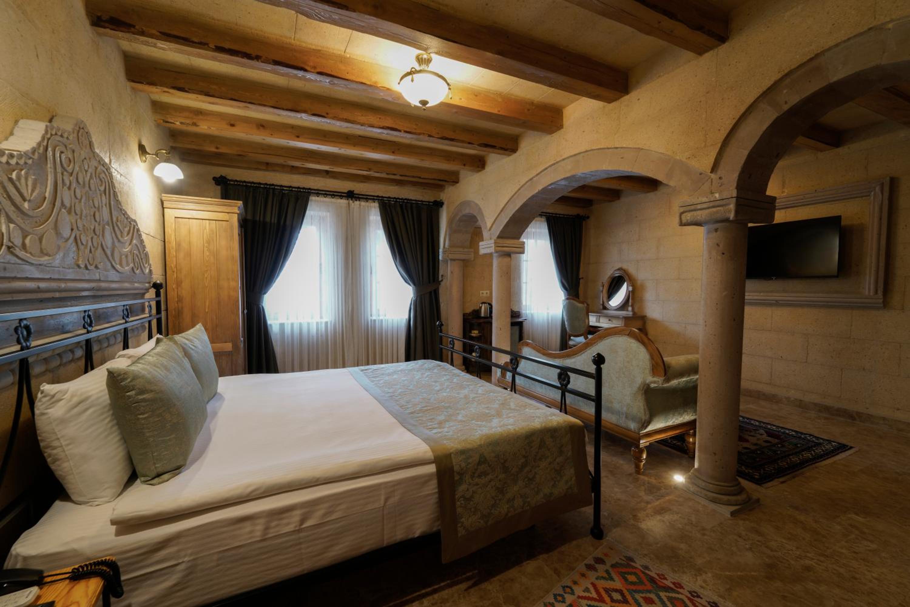 Deluxe Double Room with Bath - Photo 6