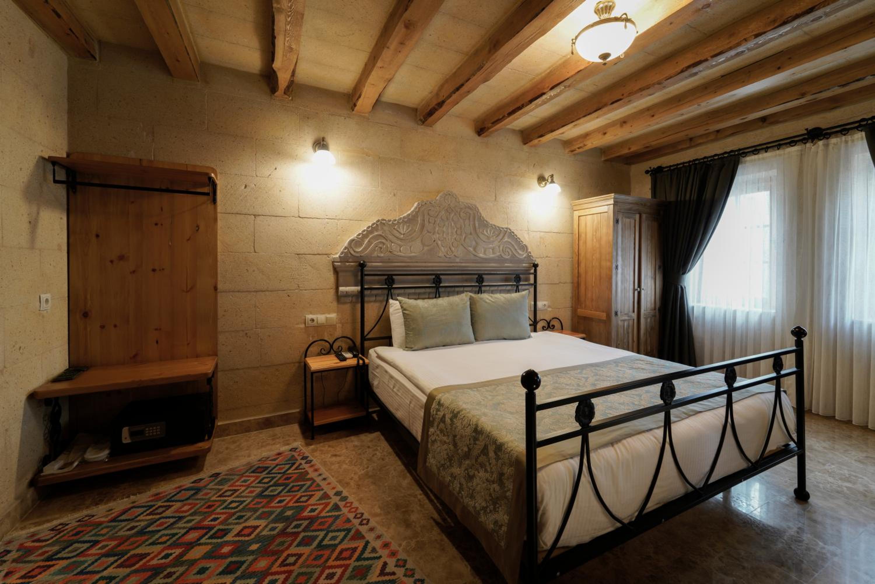 Deluxe Double Room with Bath - Photo 5
