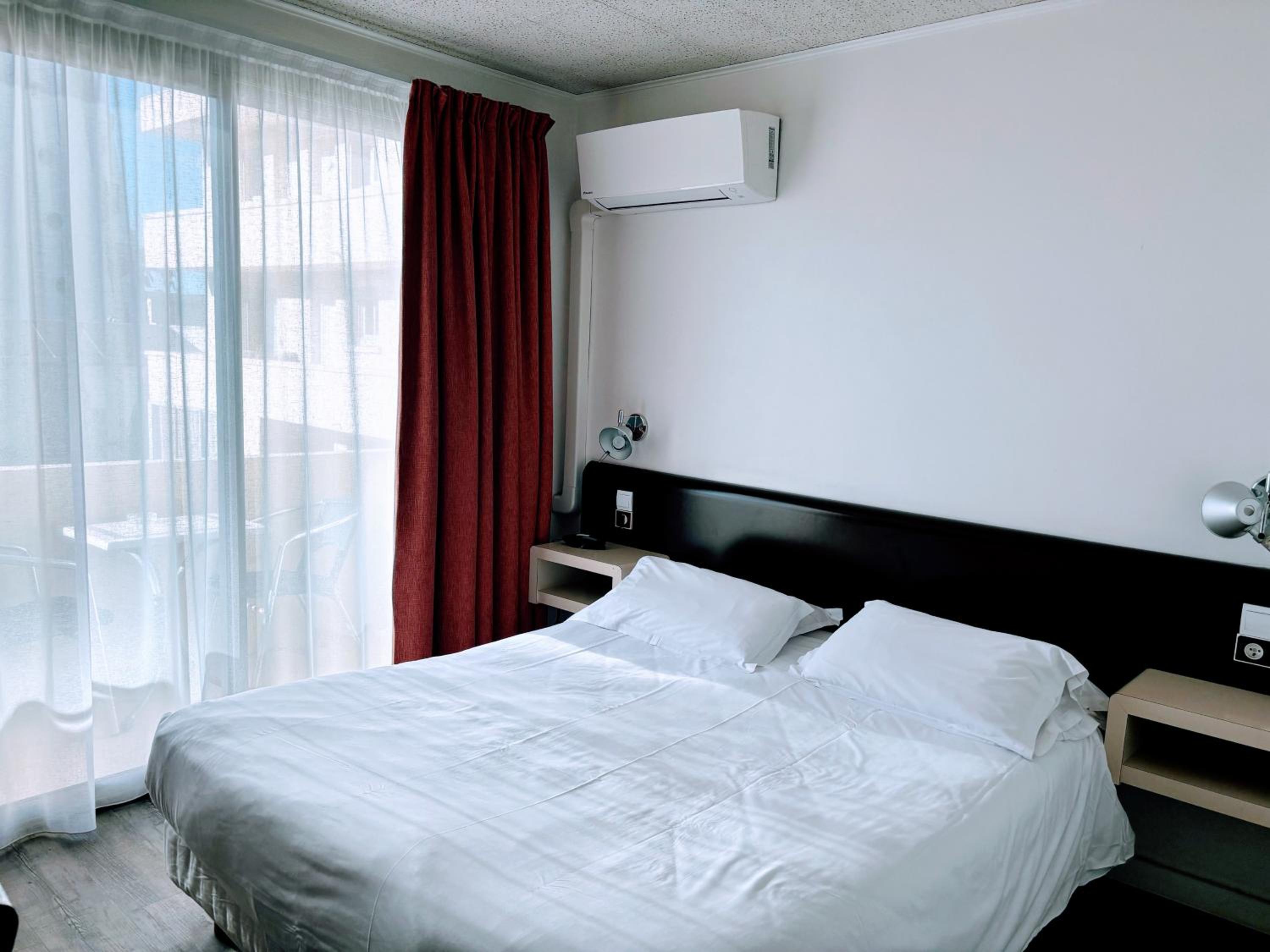 Double Room with City View - Photo 2