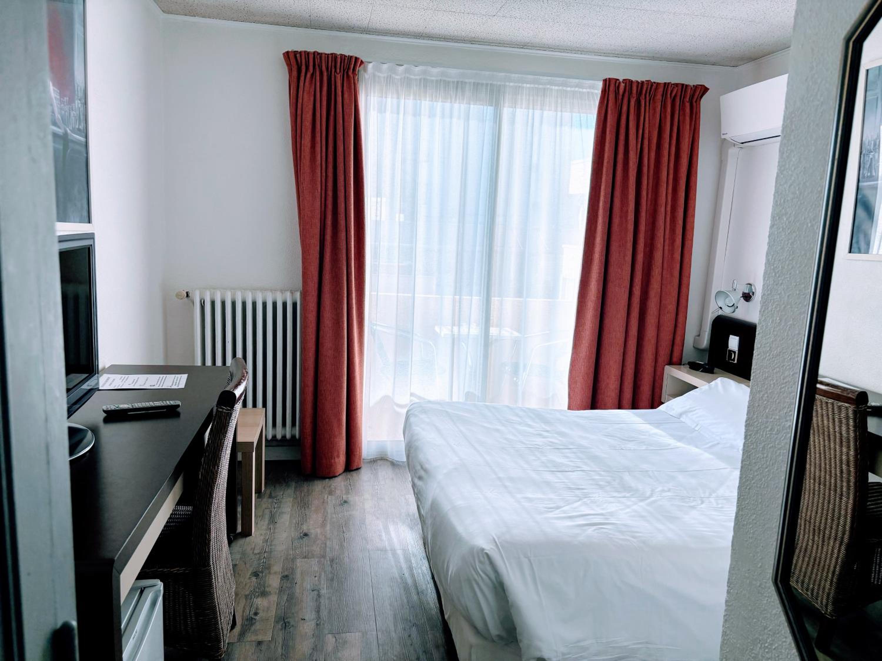 Double Room with City View - Photo 9