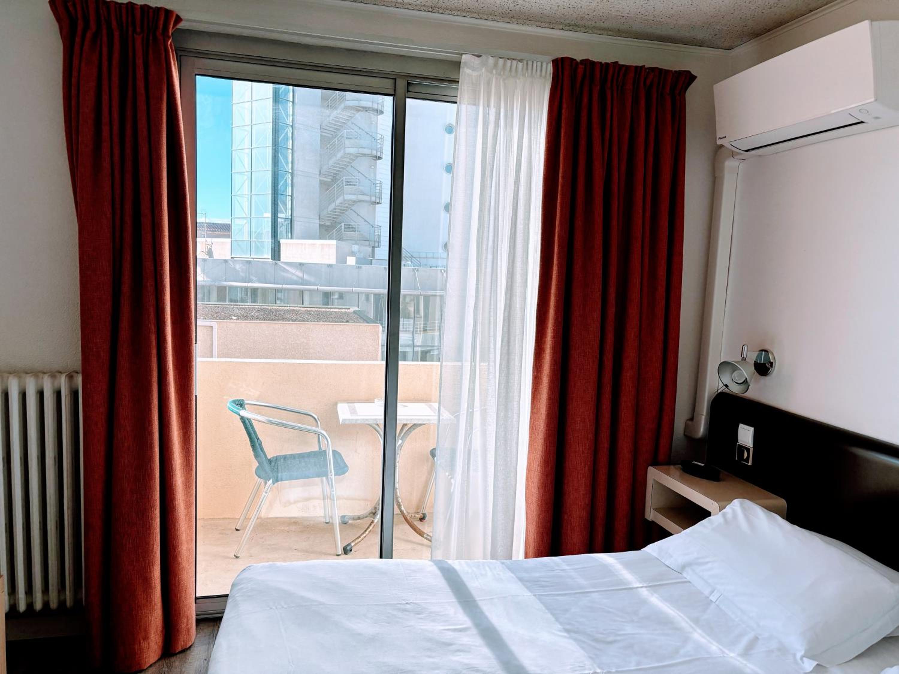 Double Room with City View - Photo 3