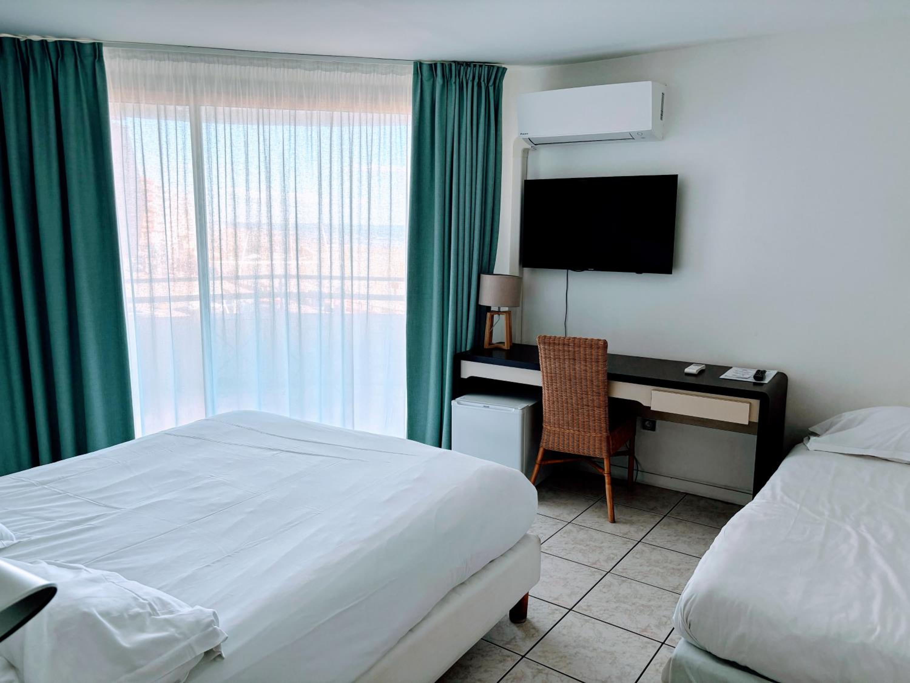 Standard Triple Room with Sea View - Photo 1