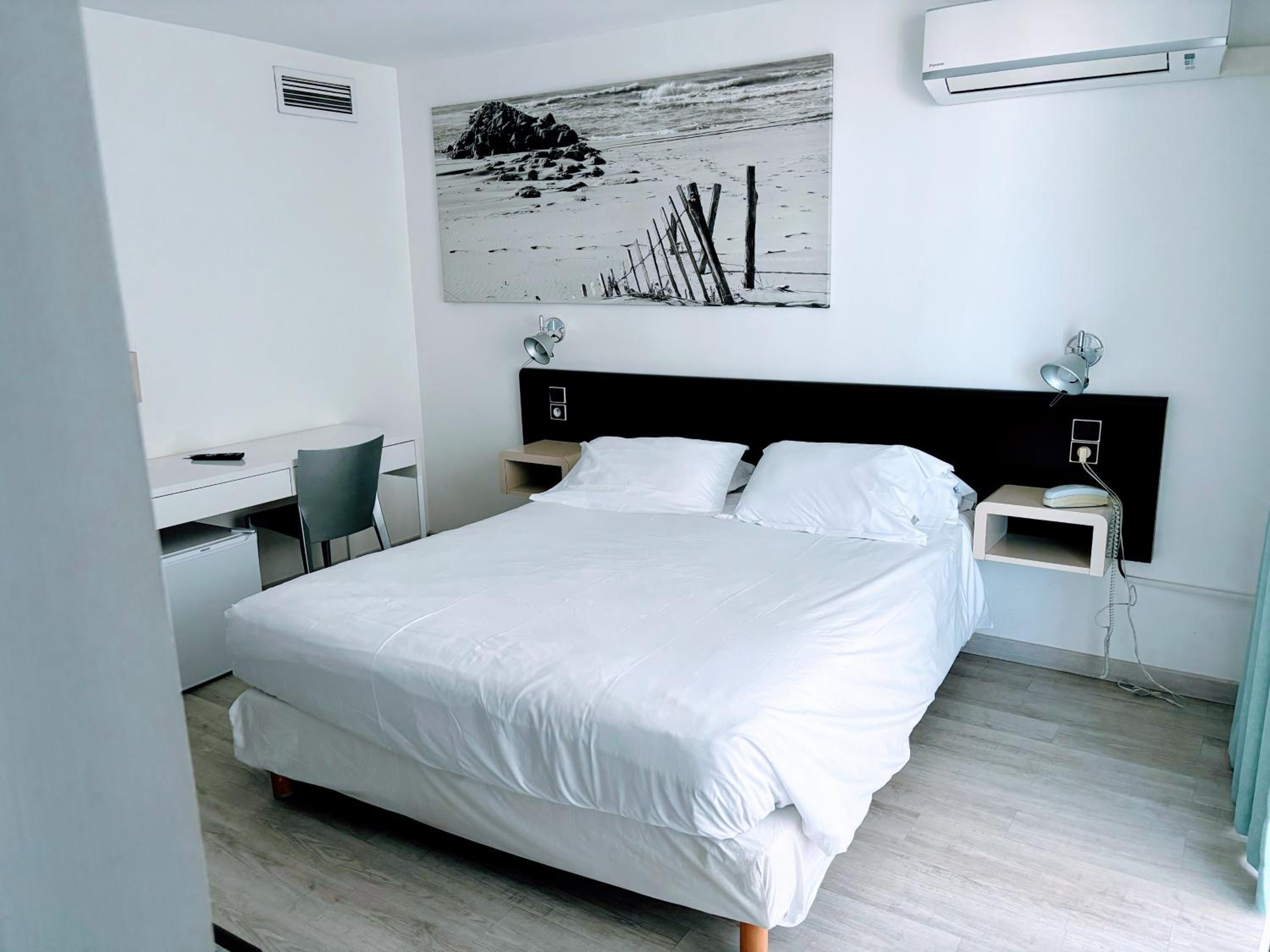 Double Room with Partial Sea View - Photo 1