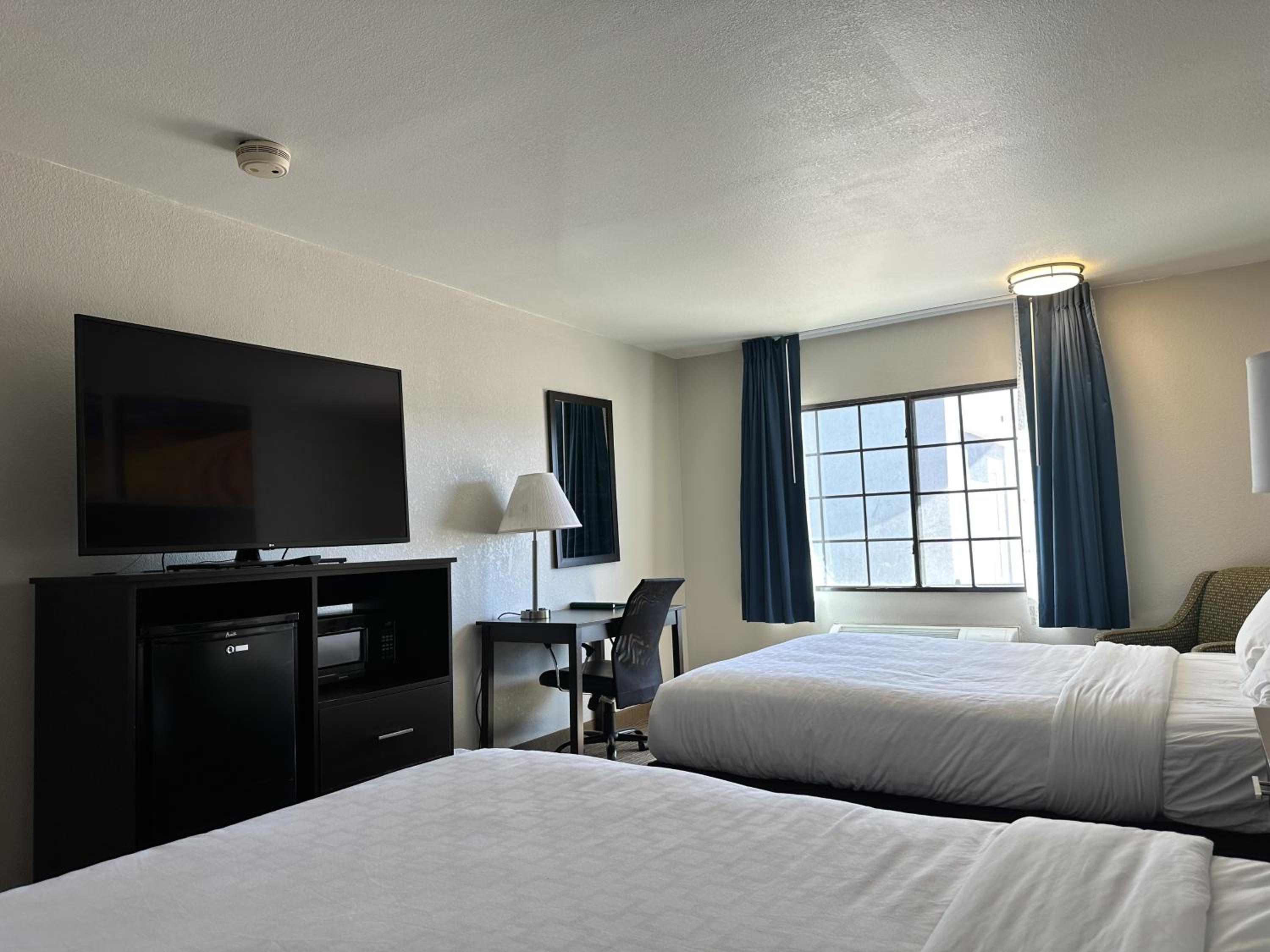 Queen Room with Two Queen Beds - Non-Smoking - Photo 2