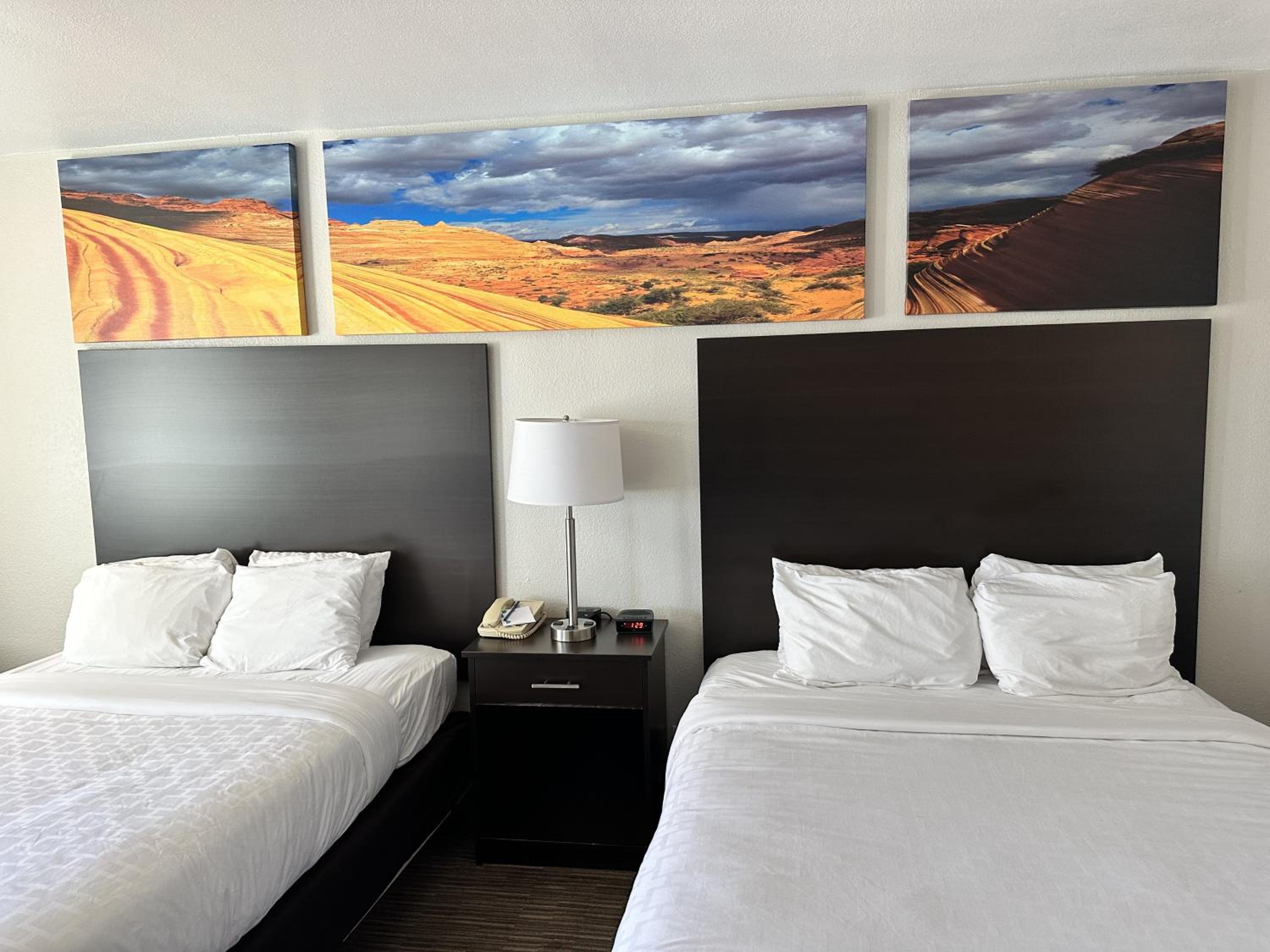 Queen Room with Two Queen Beds - Non-Smoking - Photo 4