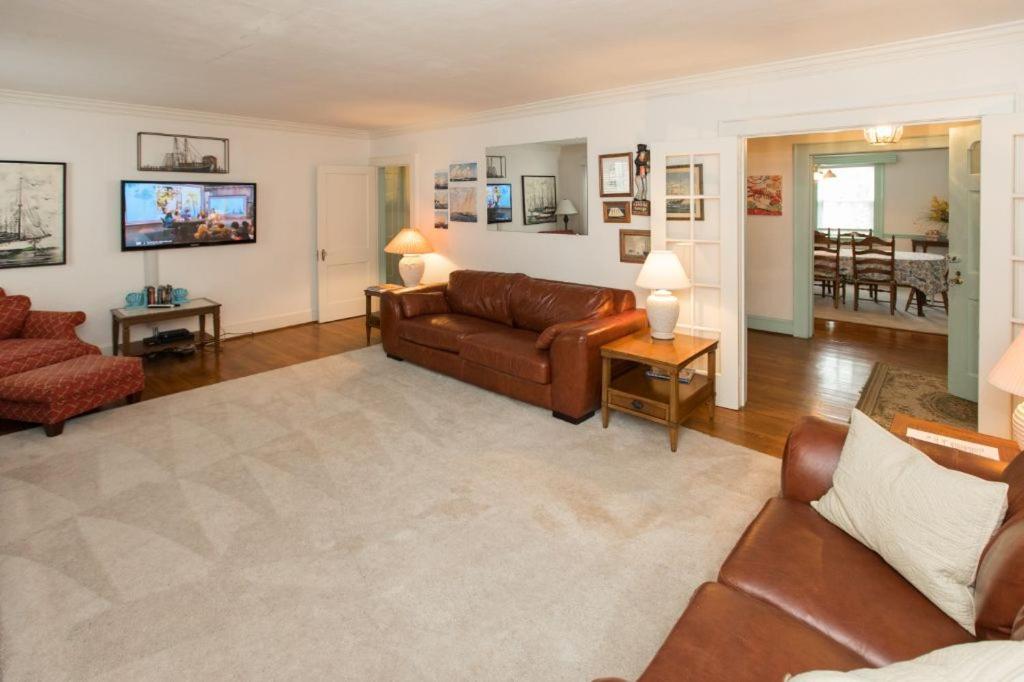 Five-Bedroom House photo 1