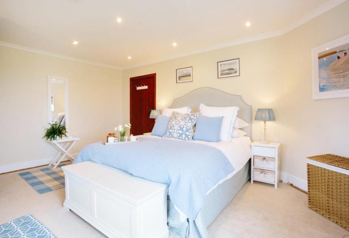 Five-Bedroom House photo 1