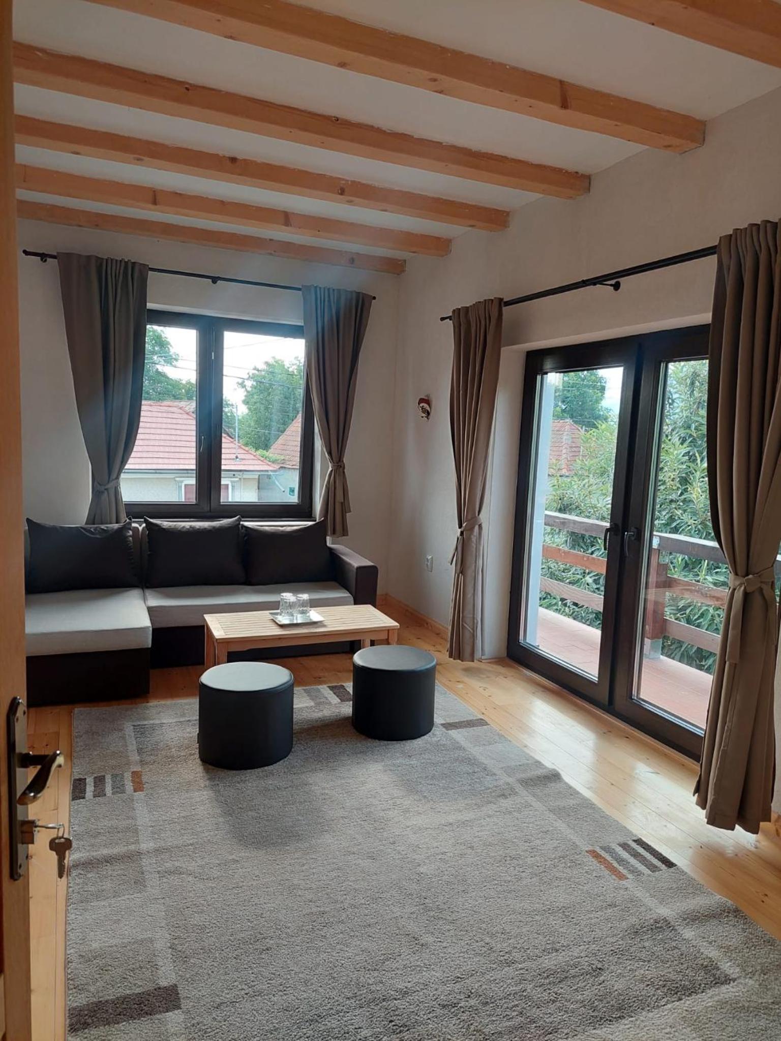 Apartment with Mountain View - Photo 1