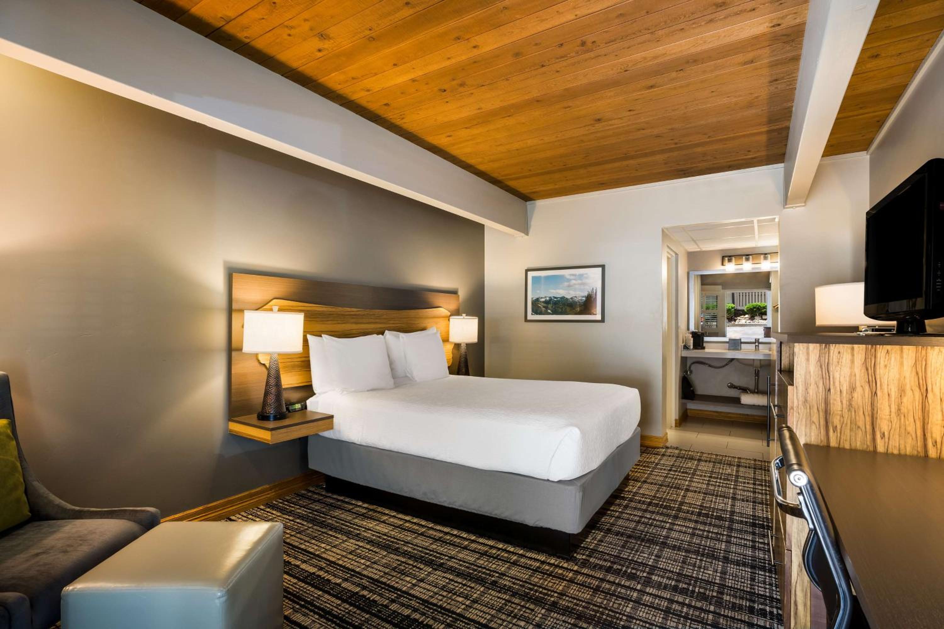 Queen Room with Roll-In Shower - Disability Access