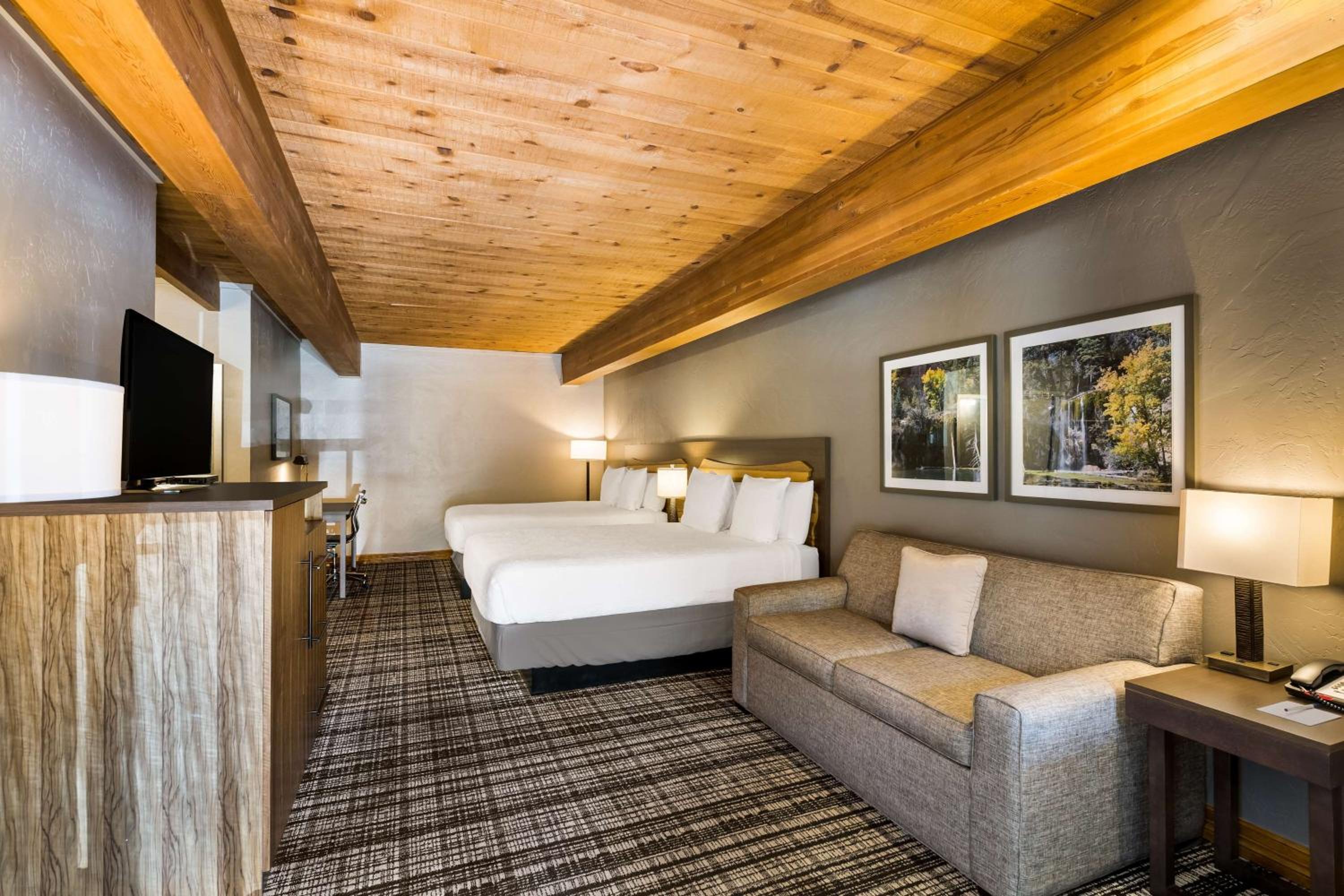 Queen Room with Two Queen Beds and Sofa Bed - Non-Smoking photo 3