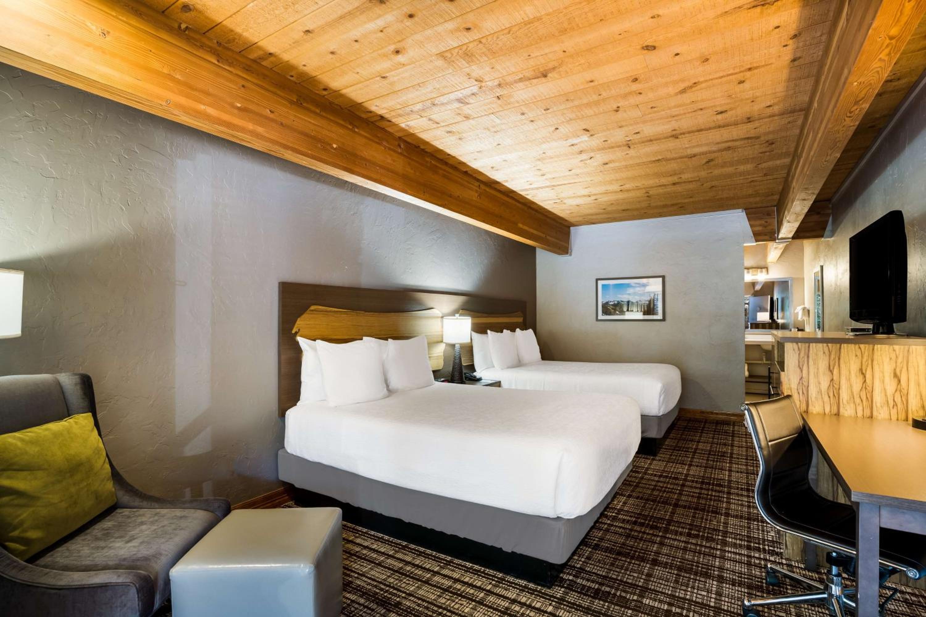Queen Room with Two Queen Beds and Bath Tub - Disability Access photo 3