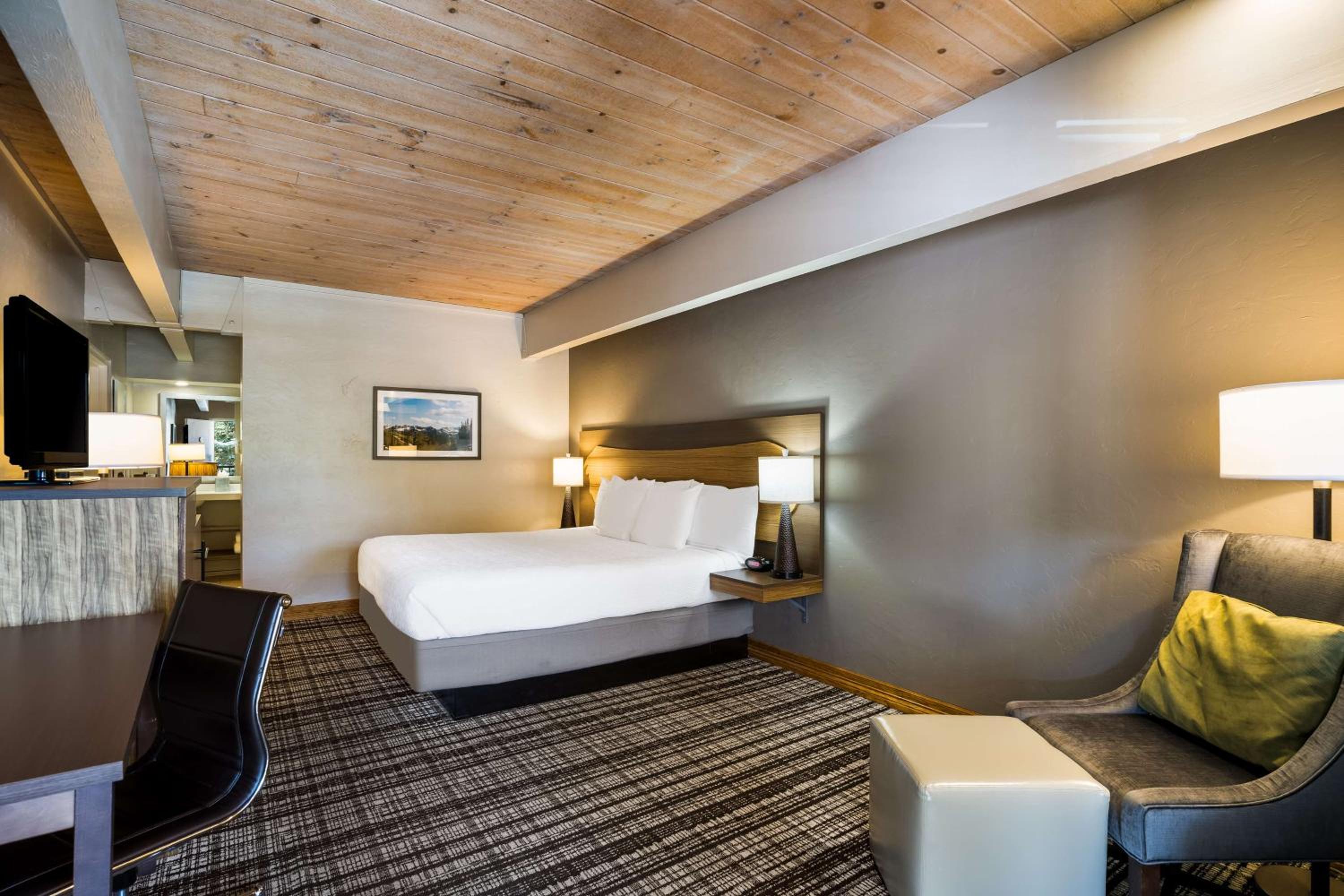 Queen Suite with Two Queen Beds and Sofa Bed photo 3