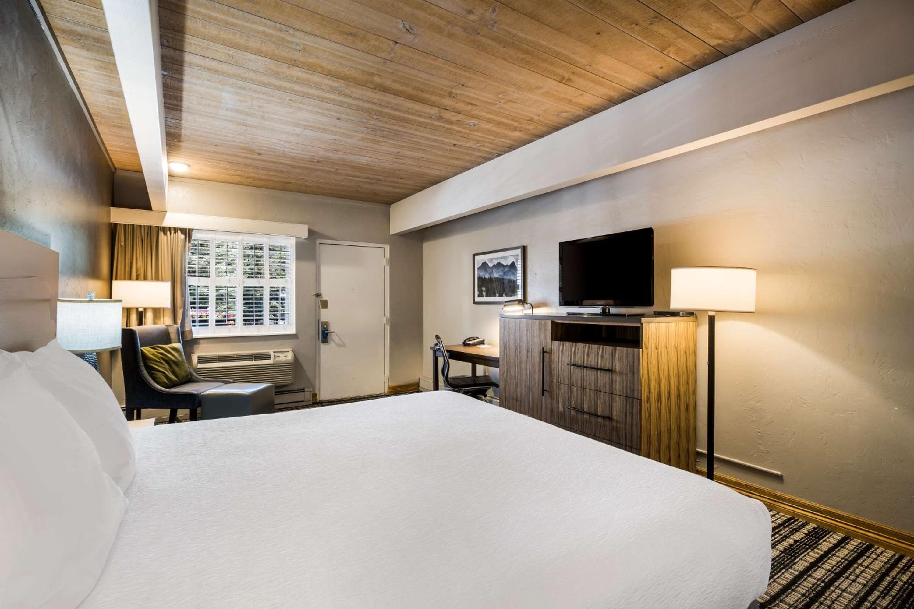 Queen Suite with Two Queen Beds photo 3