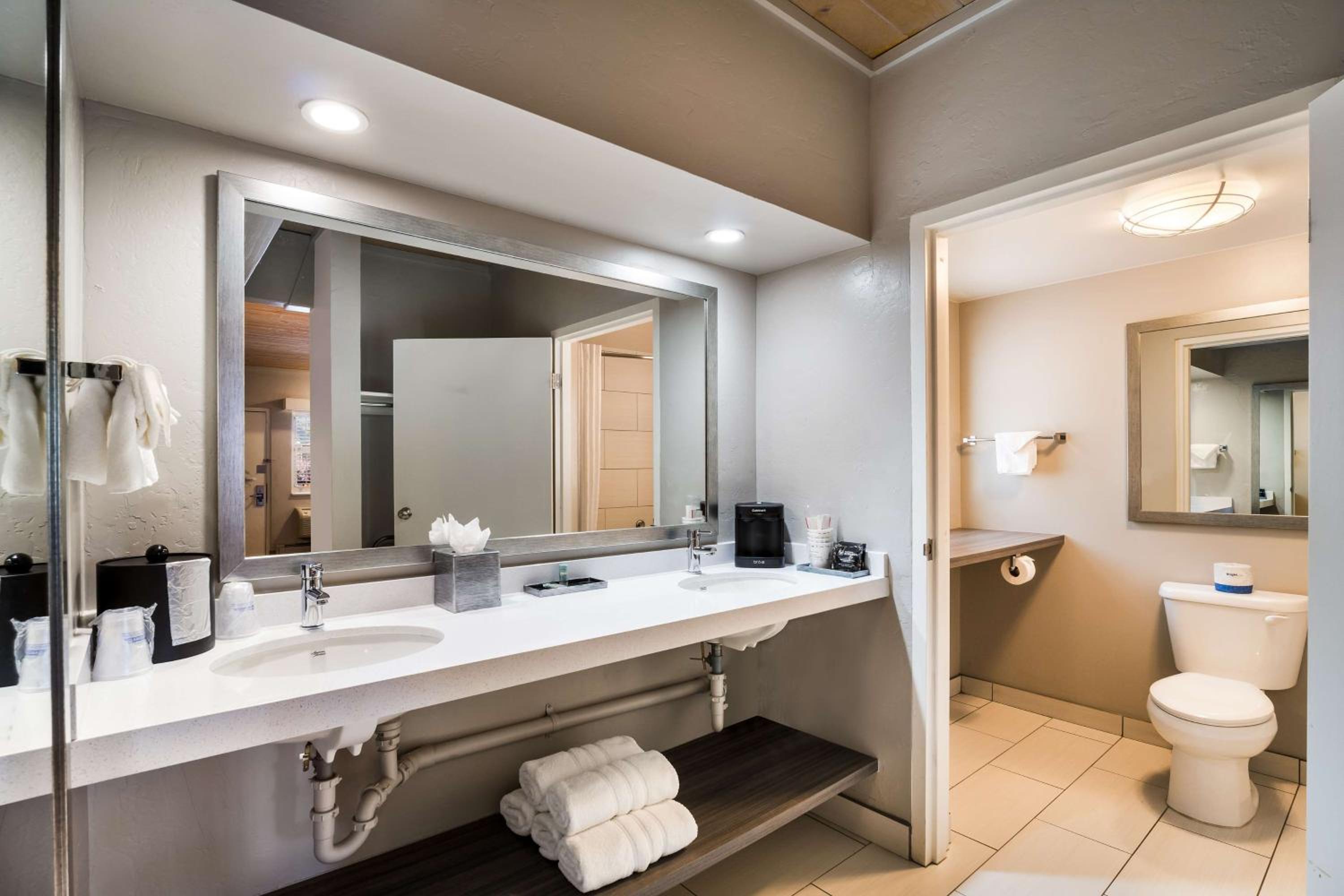 Queen Suite with Two Queen Beds photo 2