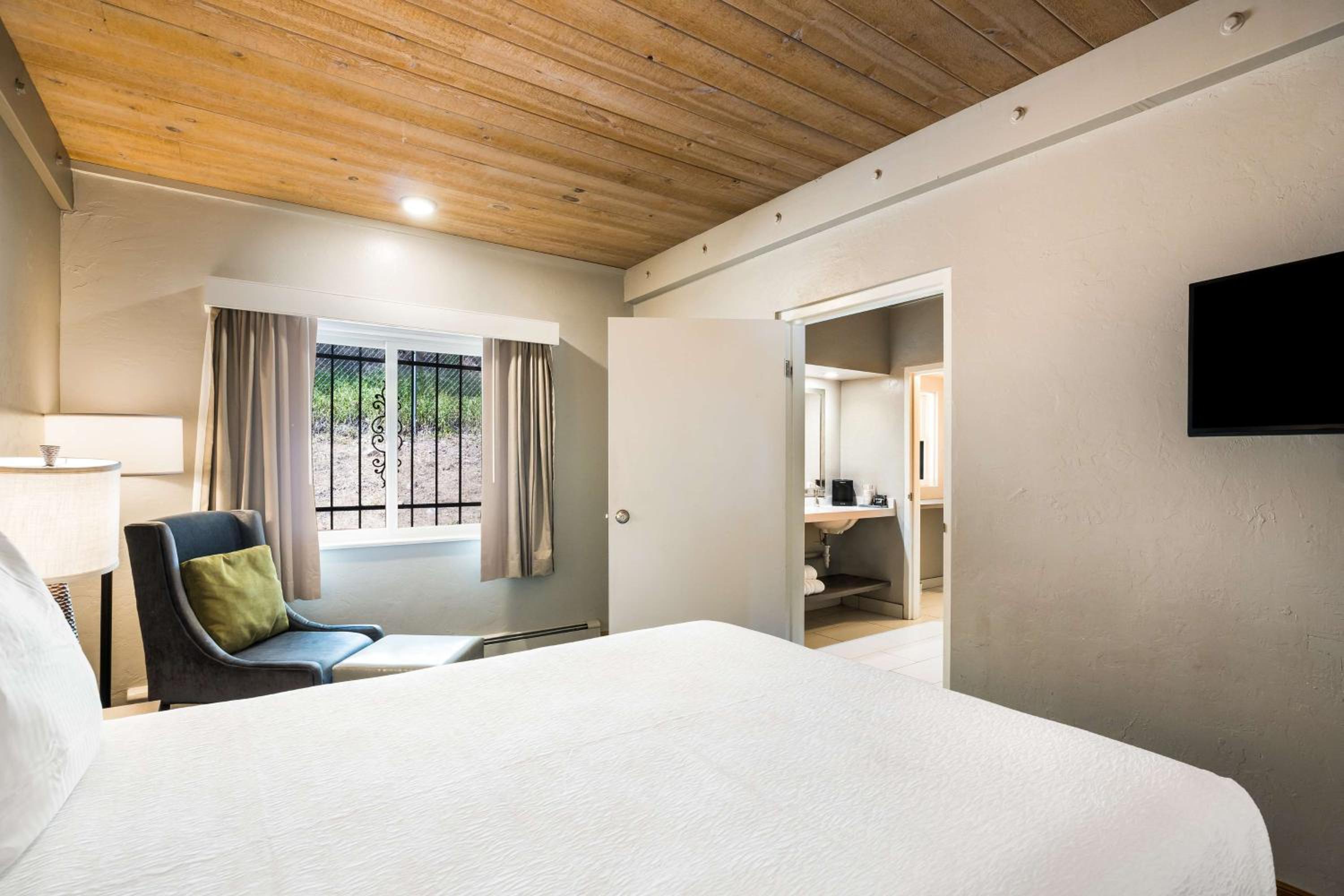 Queen Suite with Two Queen Beds and Sofa Bed photo 2