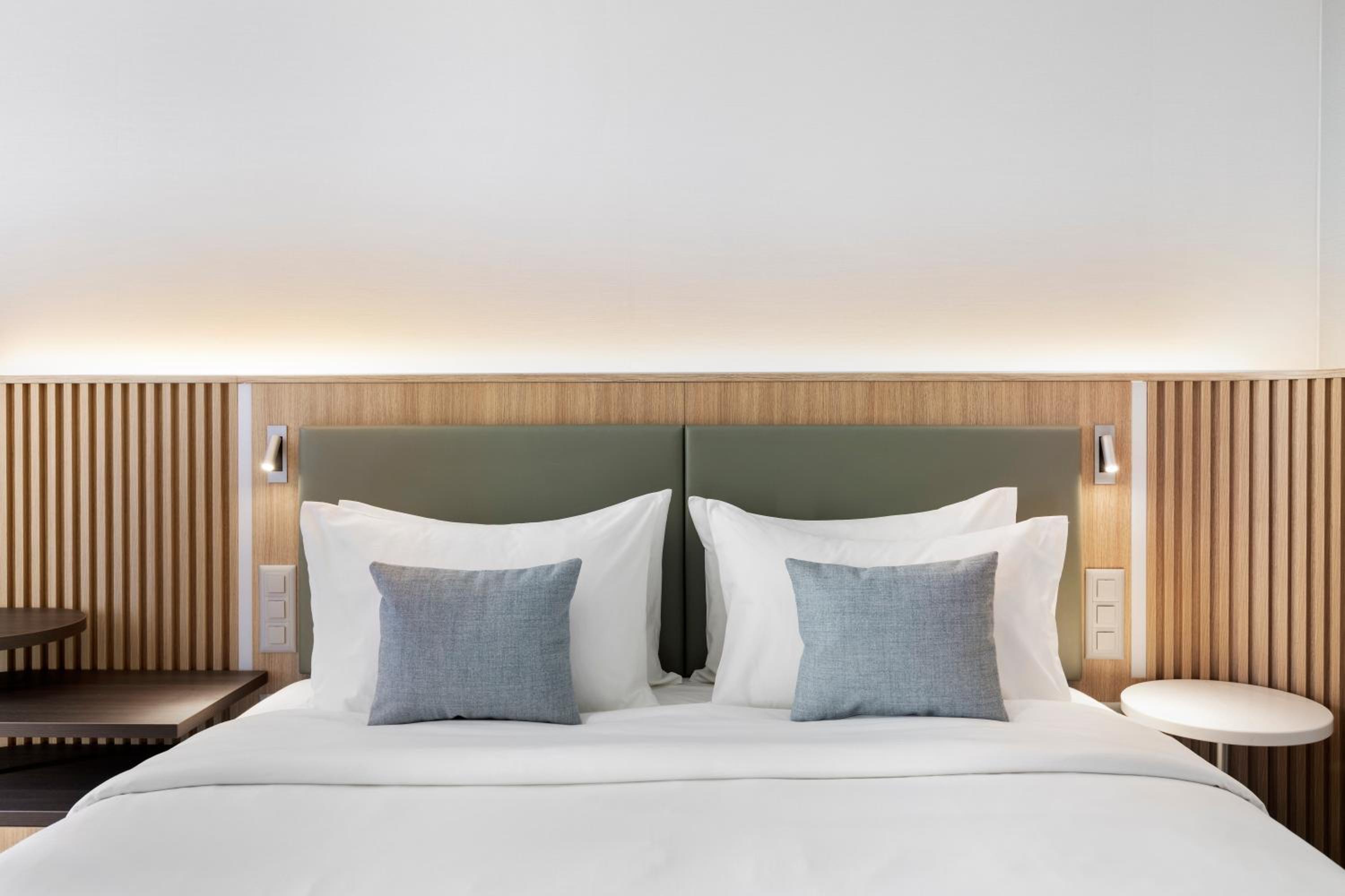 Deluxe King Room with City View photo 3