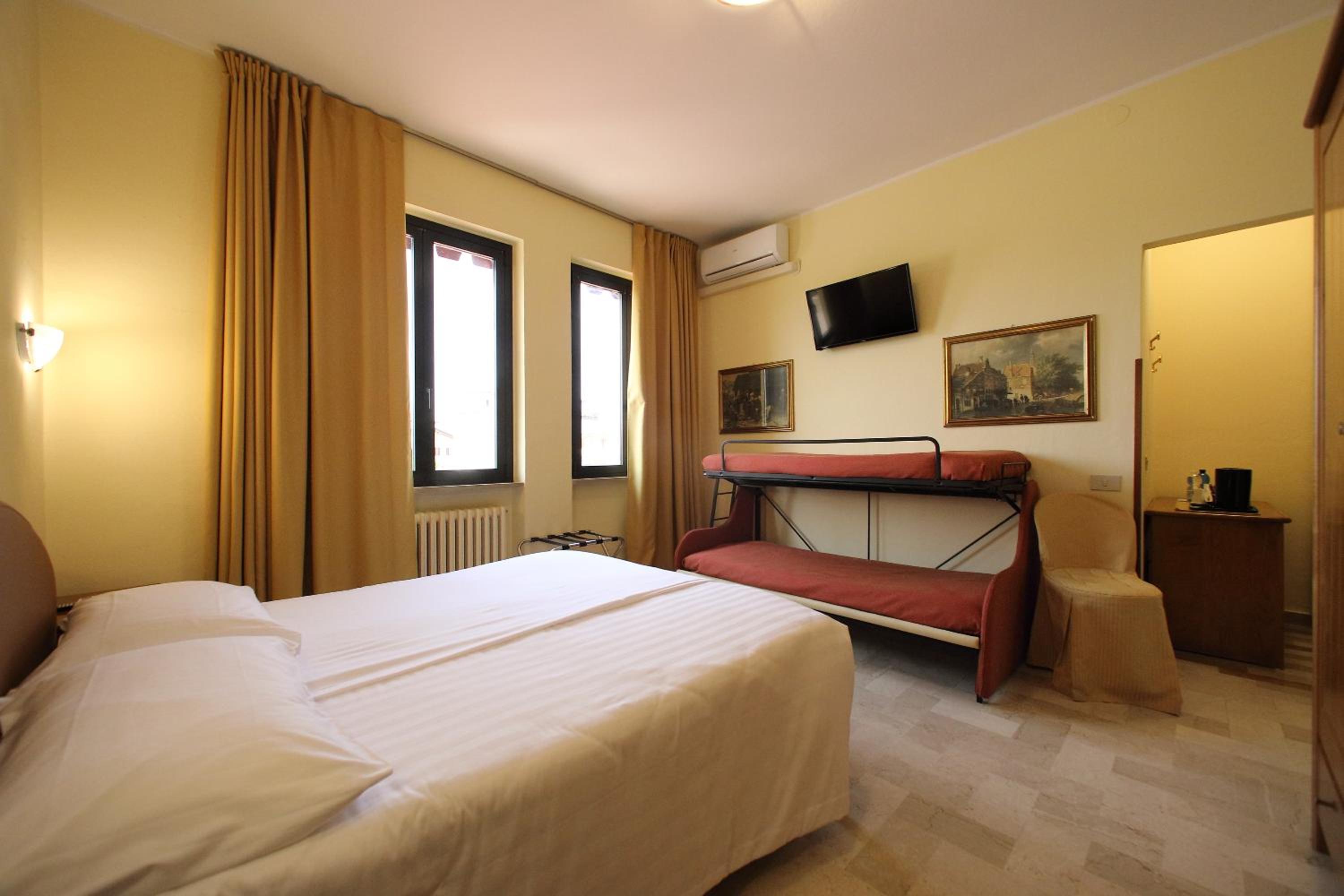 Large Double Room photo 2