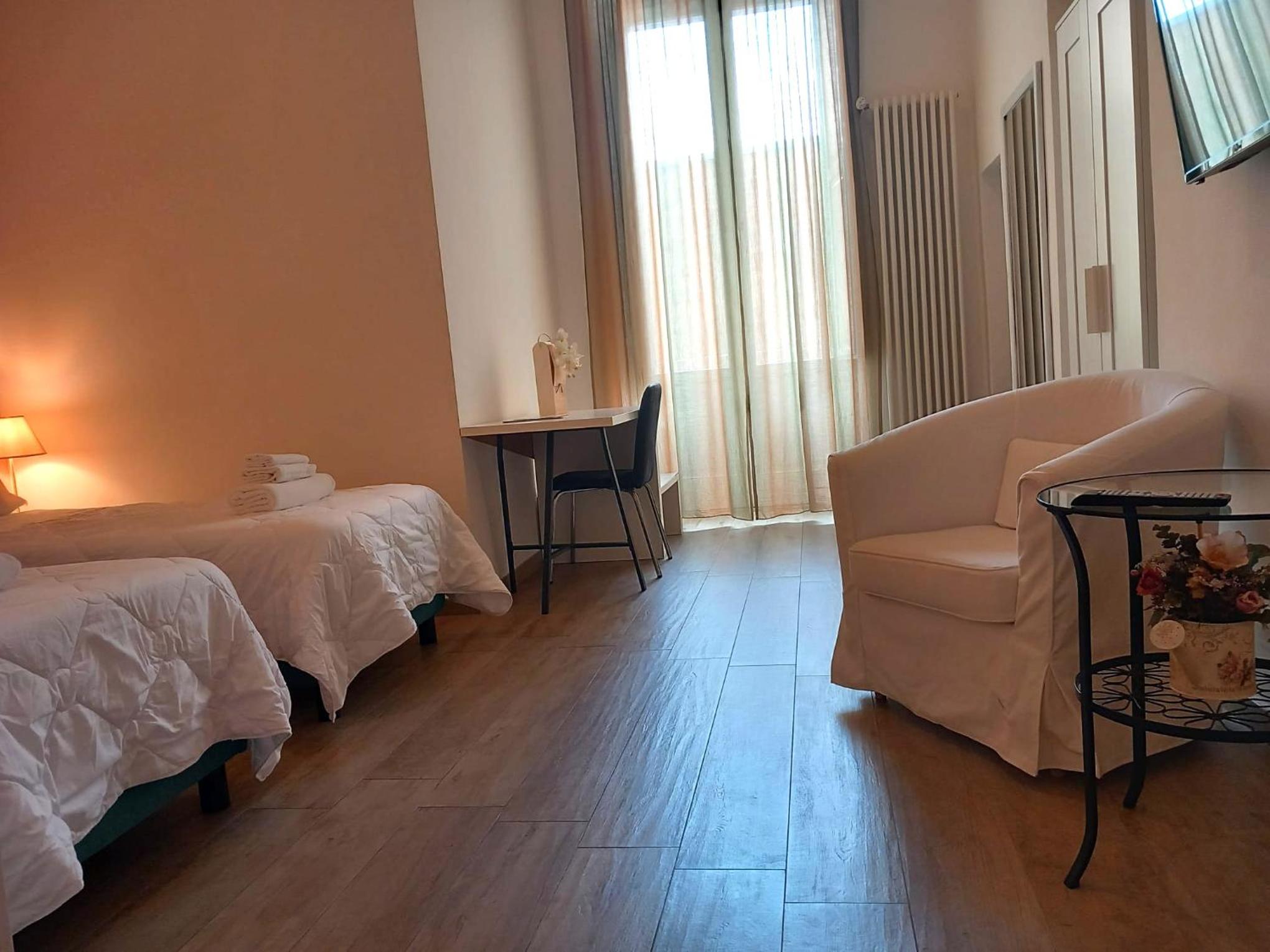 Triple Room with Bathroom - Photo 8