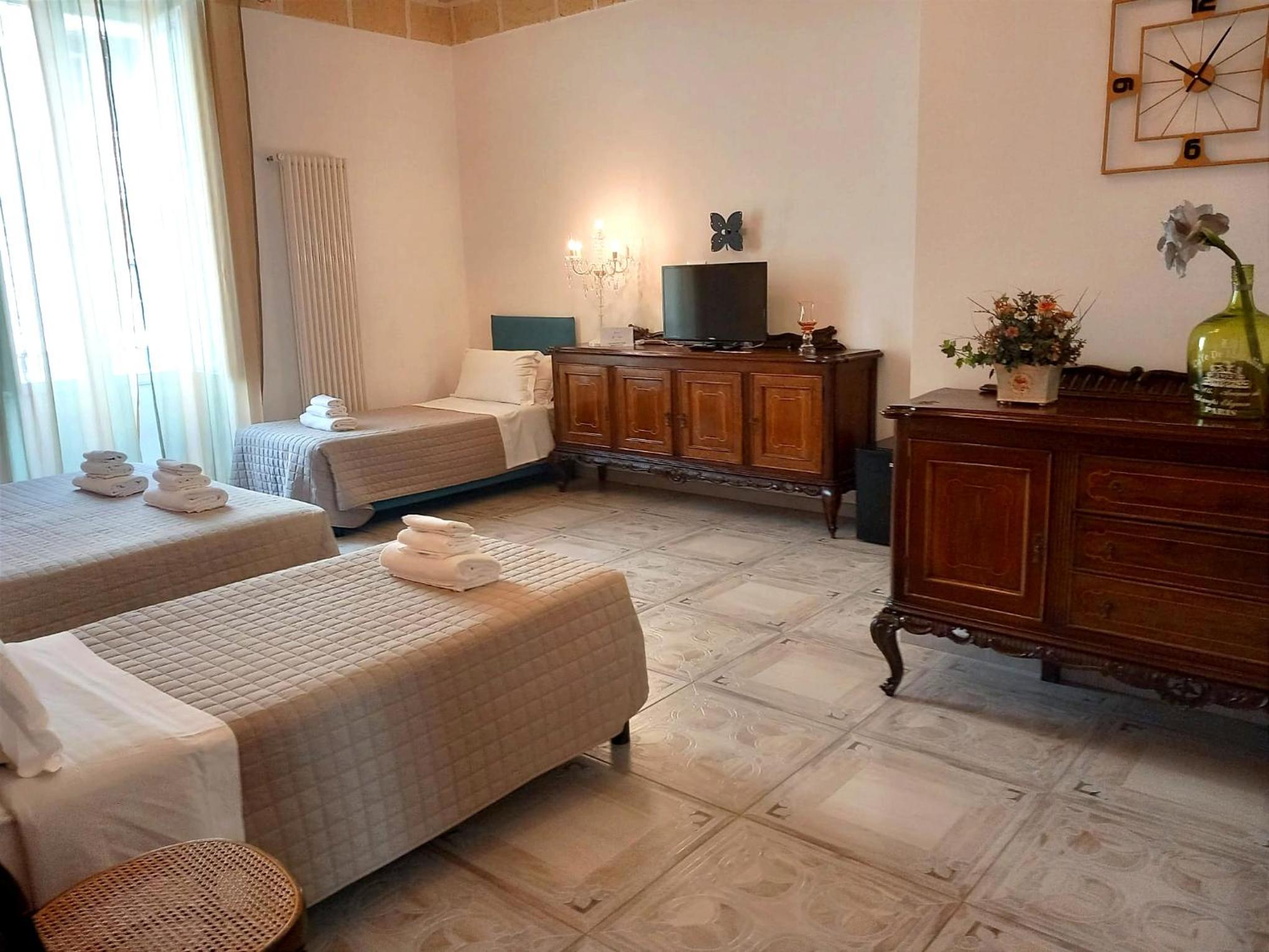 Quadruple Room with Private Bathroom - Photo 12