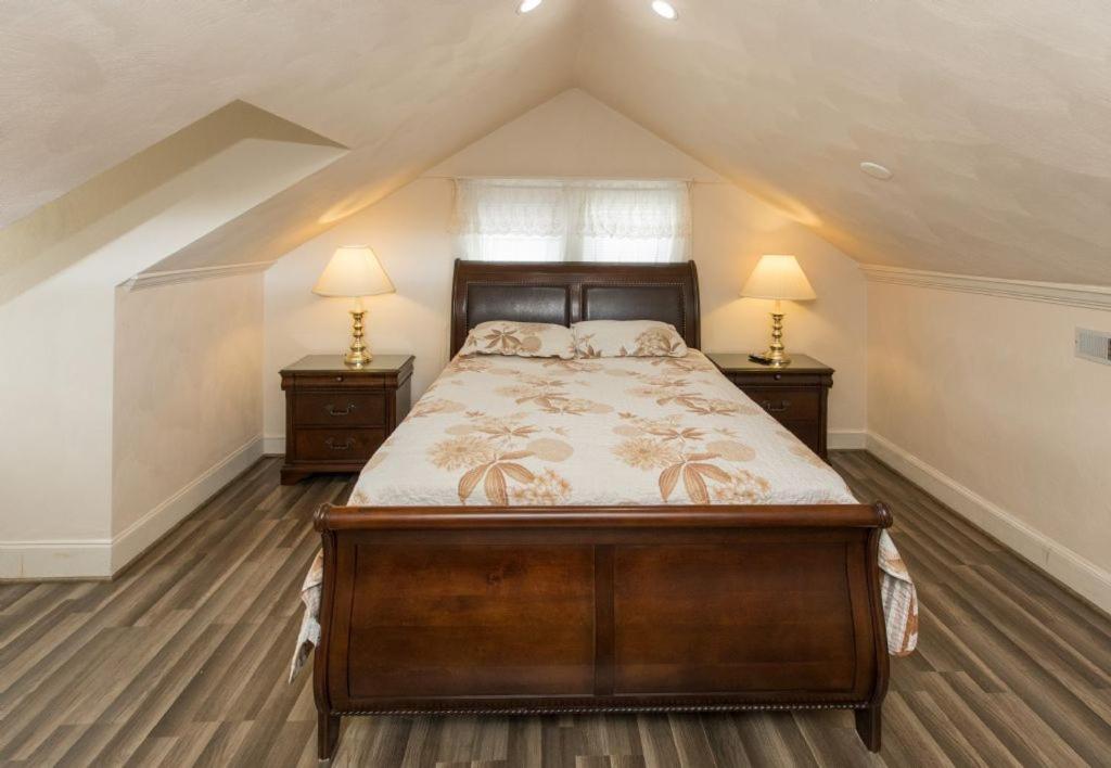 Three-Bedroom House photo 3