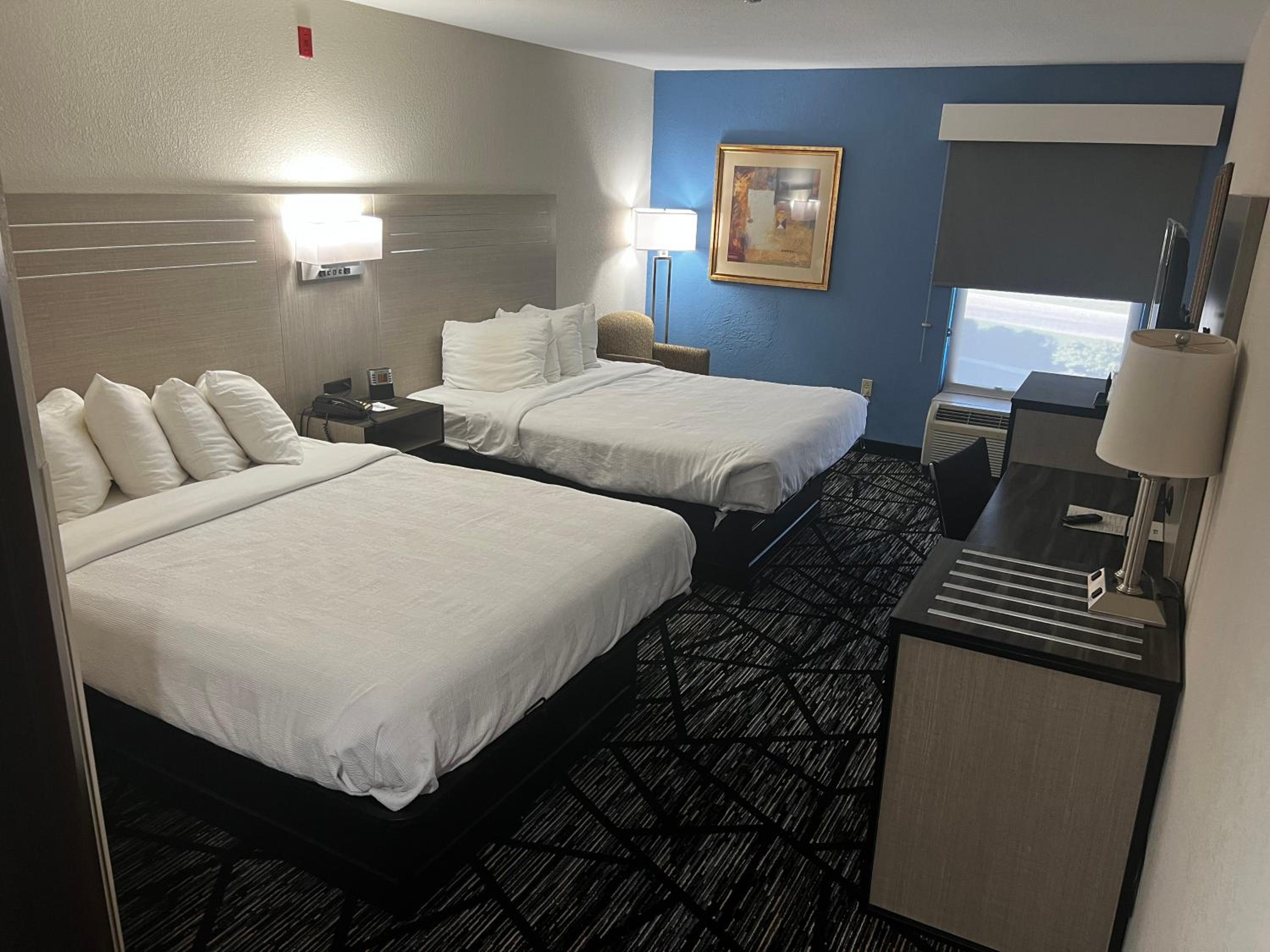 Queen Room with Two Queen Beds - Non-Smoking - Photo 3