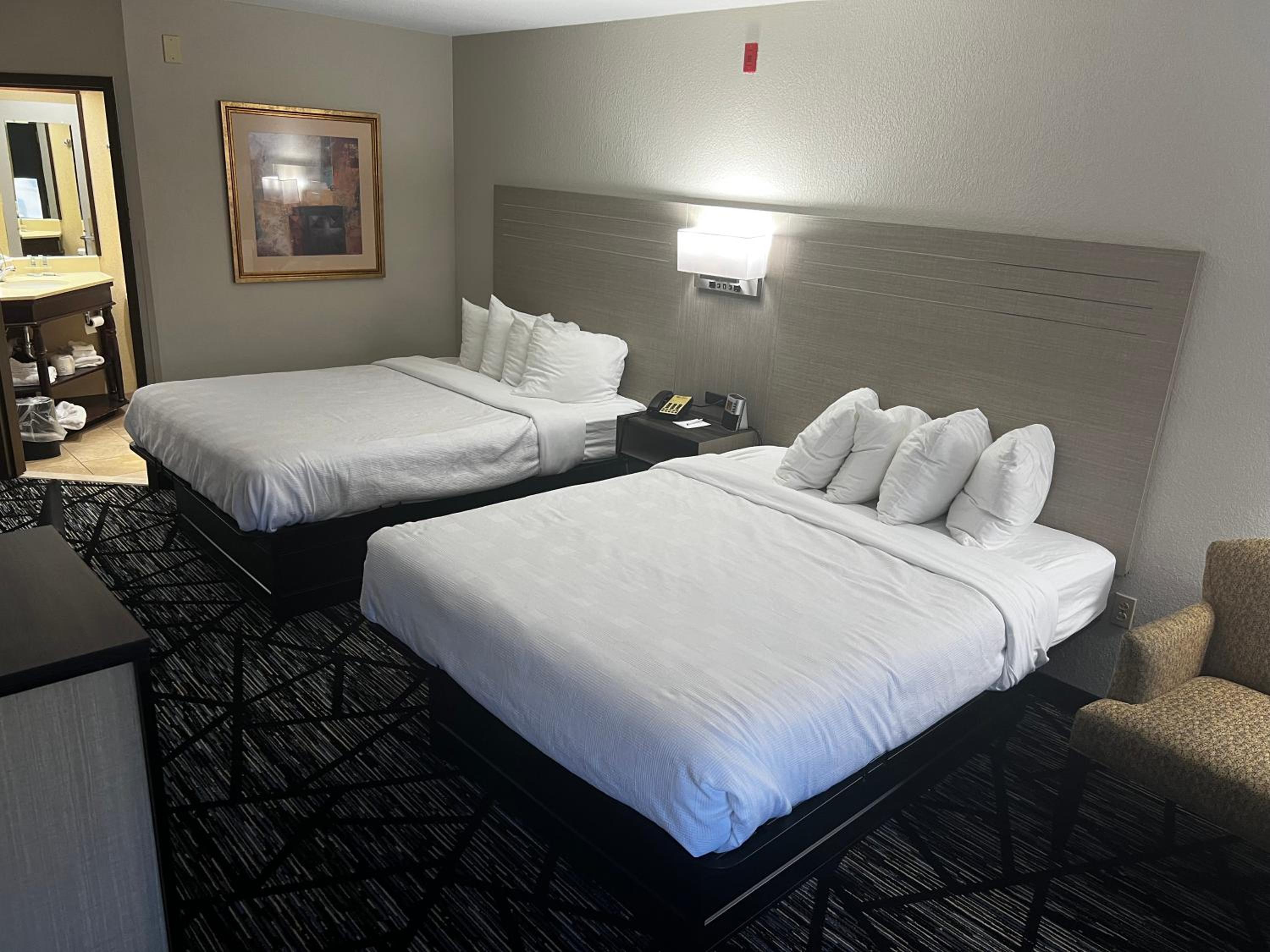 Queen Room with Two Queen Beds - Non-Smoking - Photo 5
