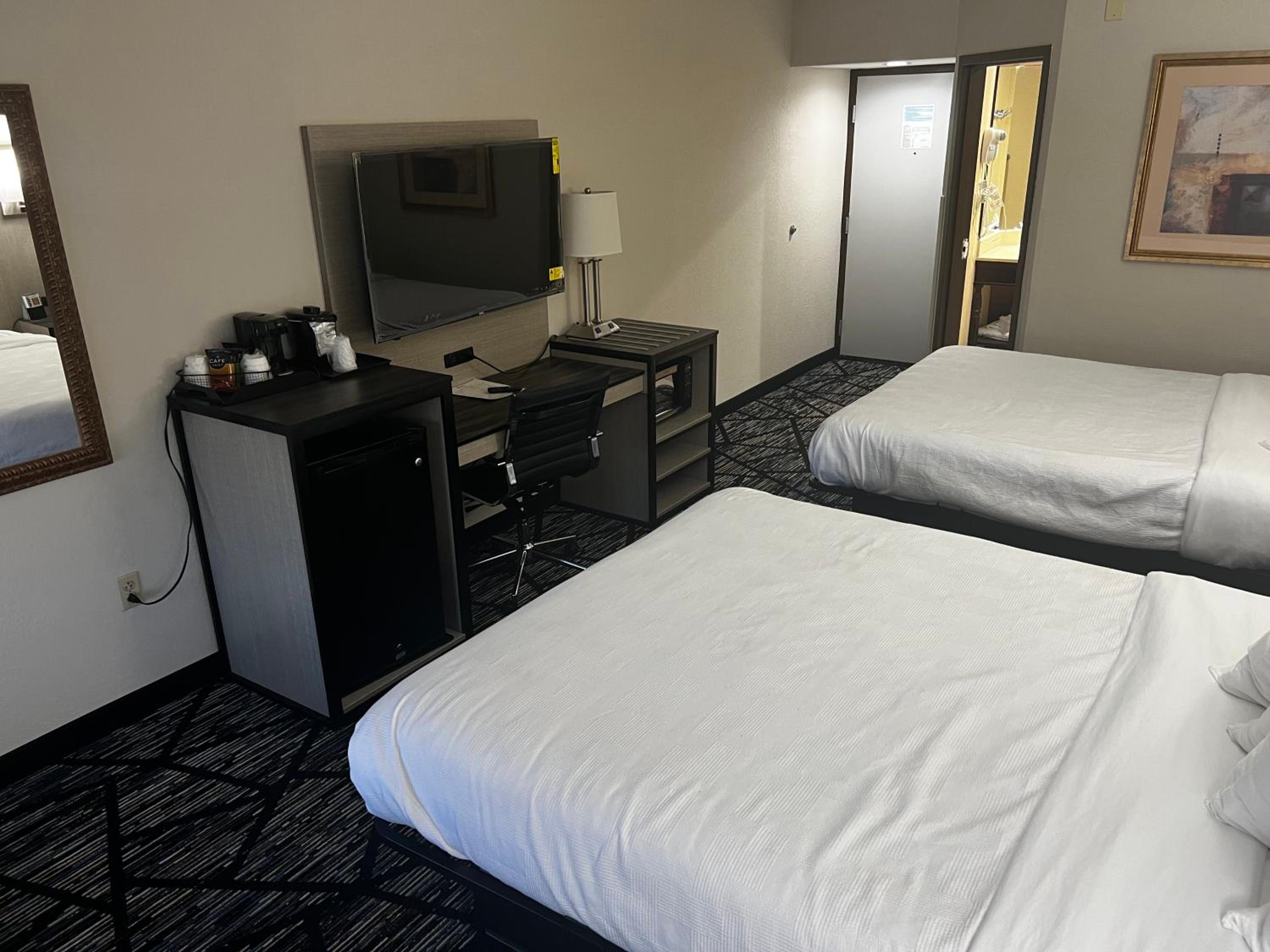 Queen Room with Two Queen Beds - Non-Smoking - Photo 1