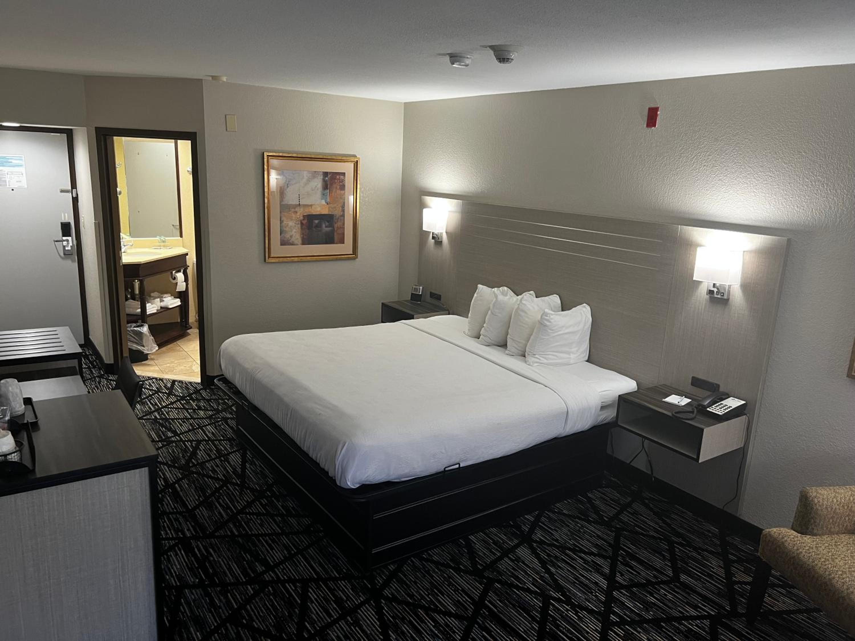 King Room - Non-Smoking - Photo 2
