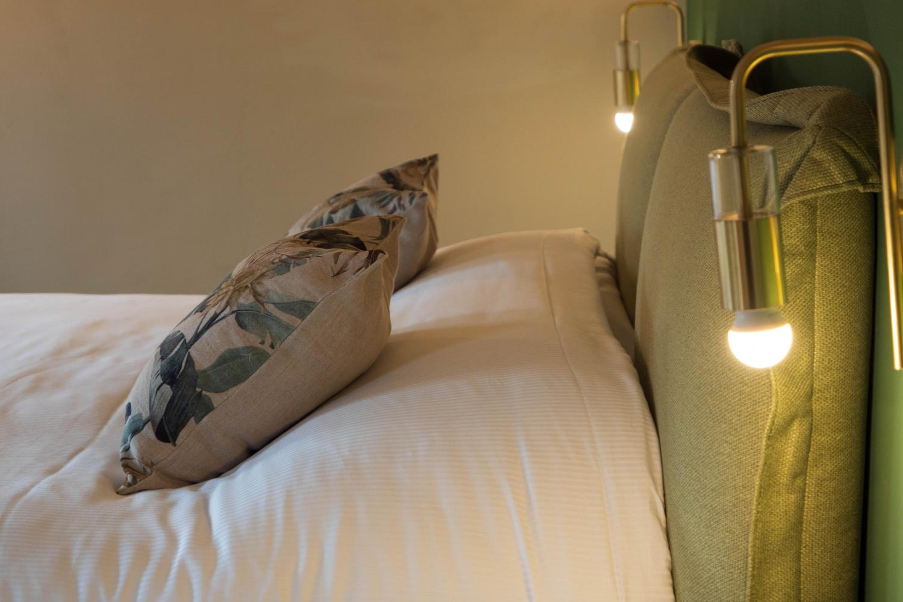 Deluxe Room - Photo 16