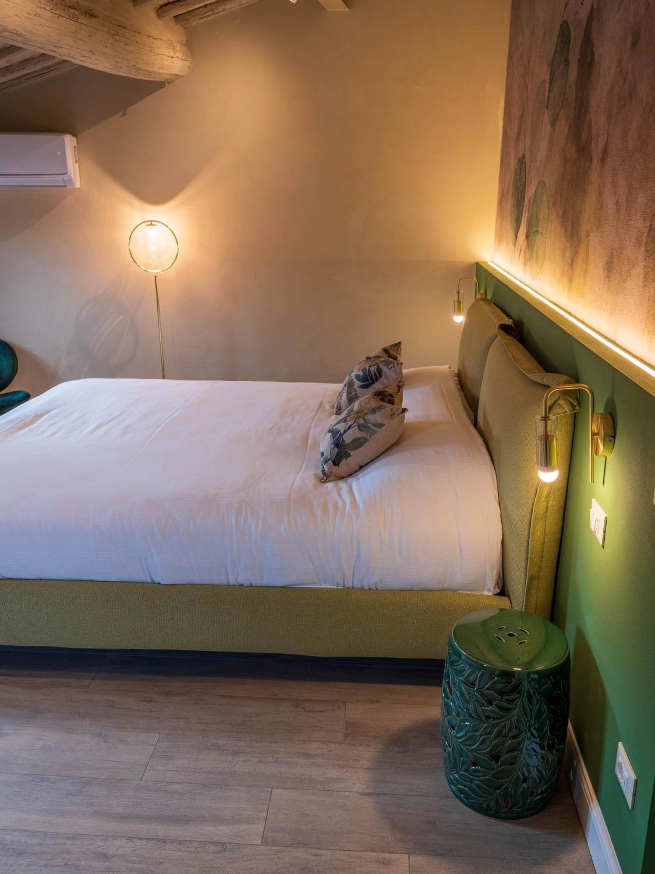 Deluxe Room - Photo 17