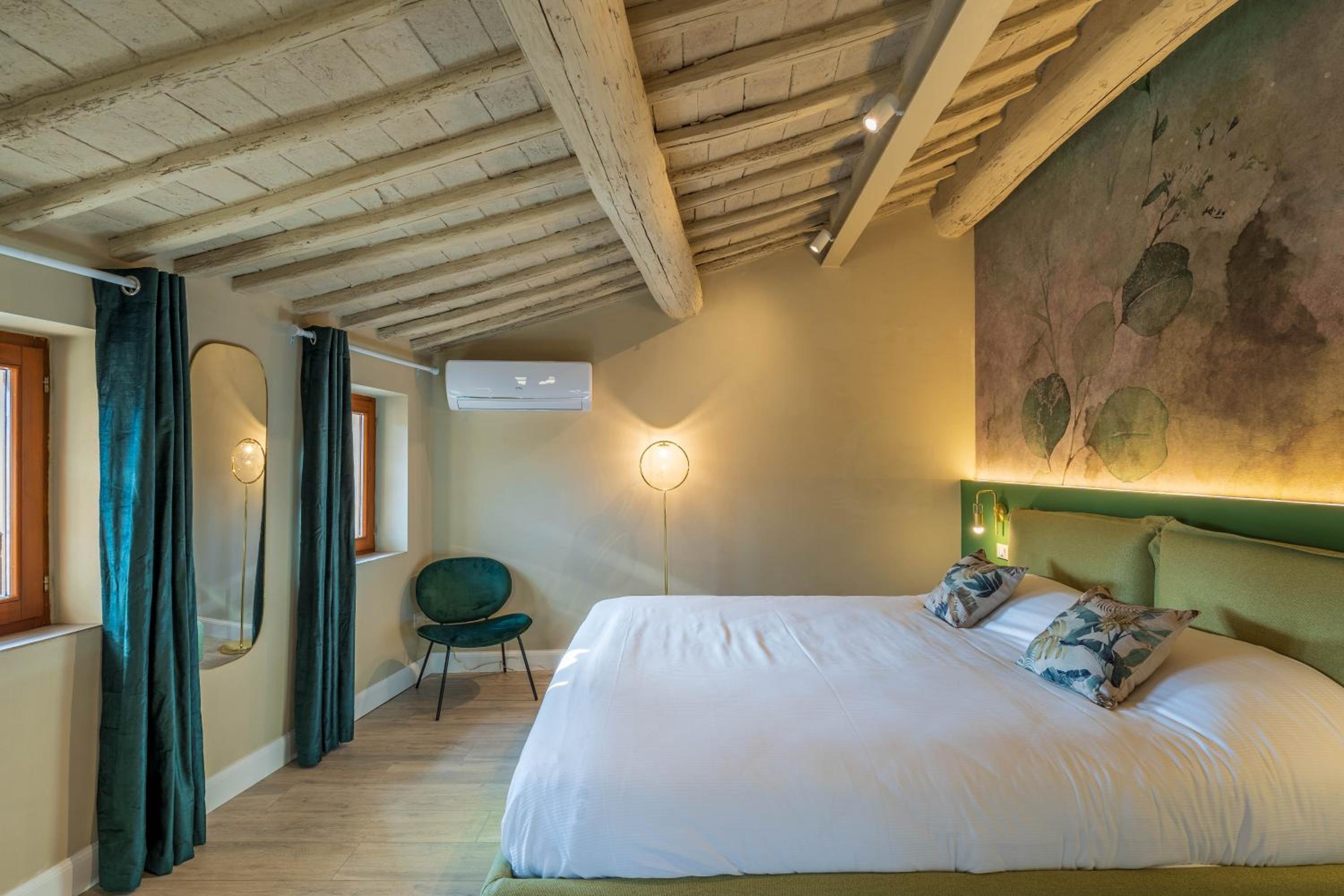 Deluxe Room - Photo 8