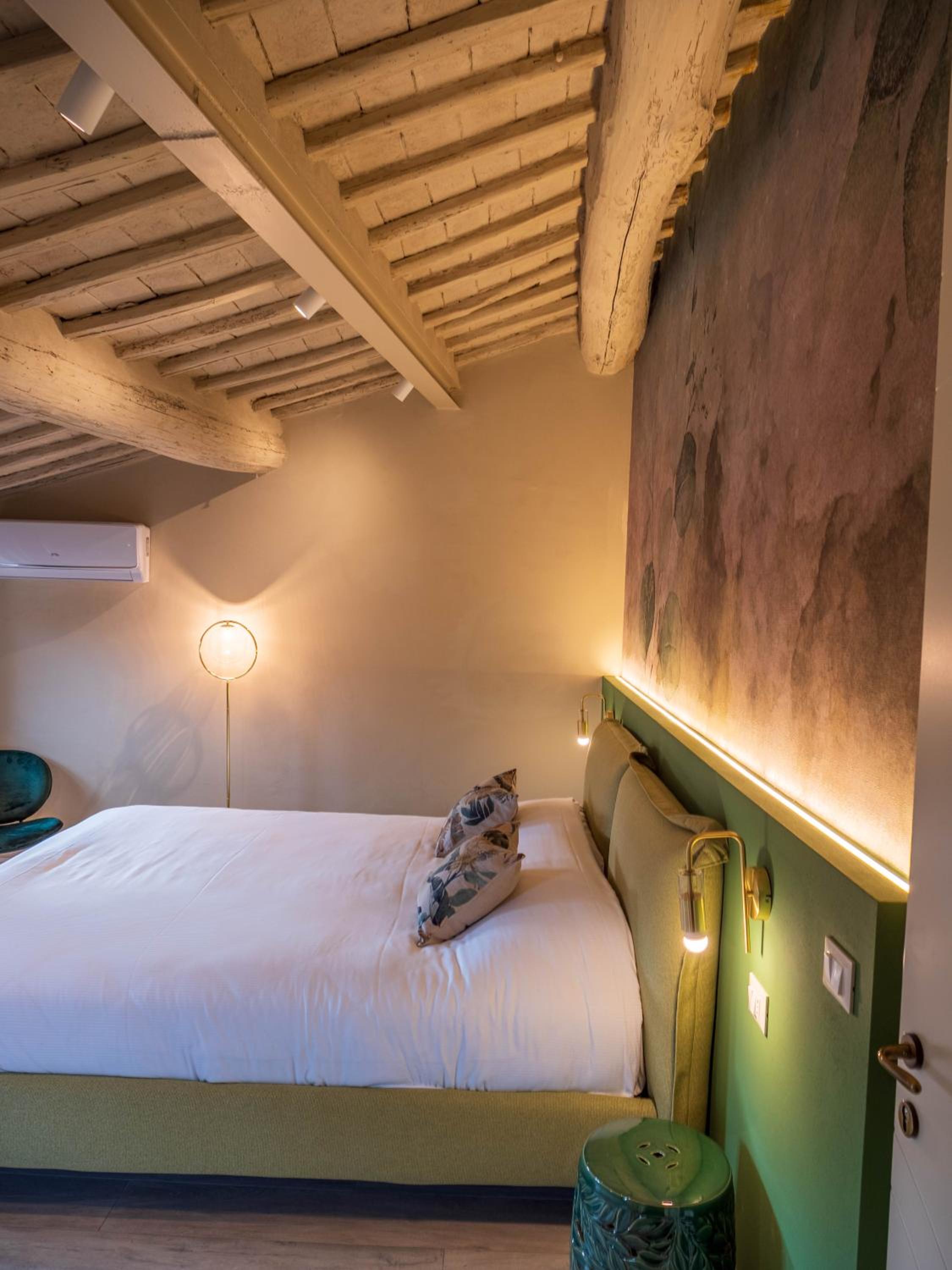 Deluxe Room - Photo 11
