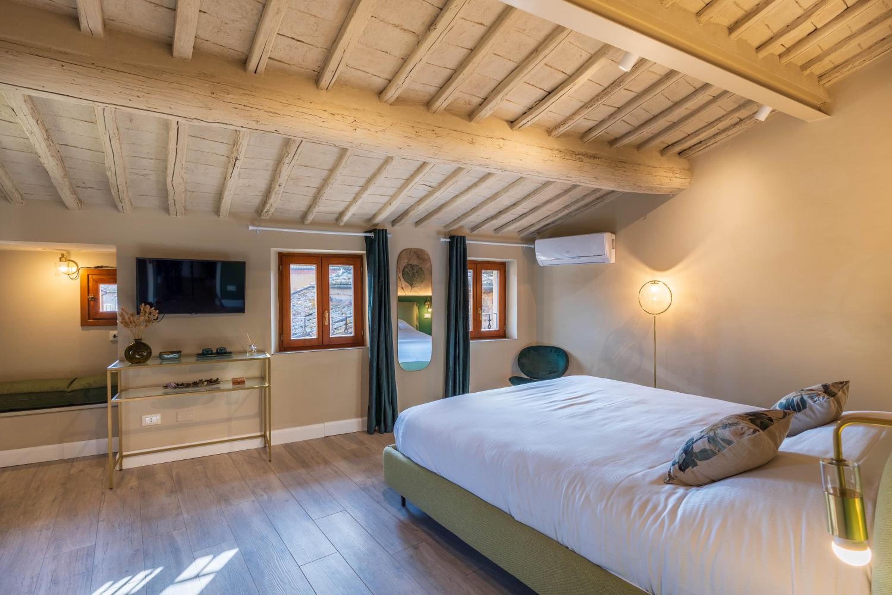 Deluxe Room - Photo 12