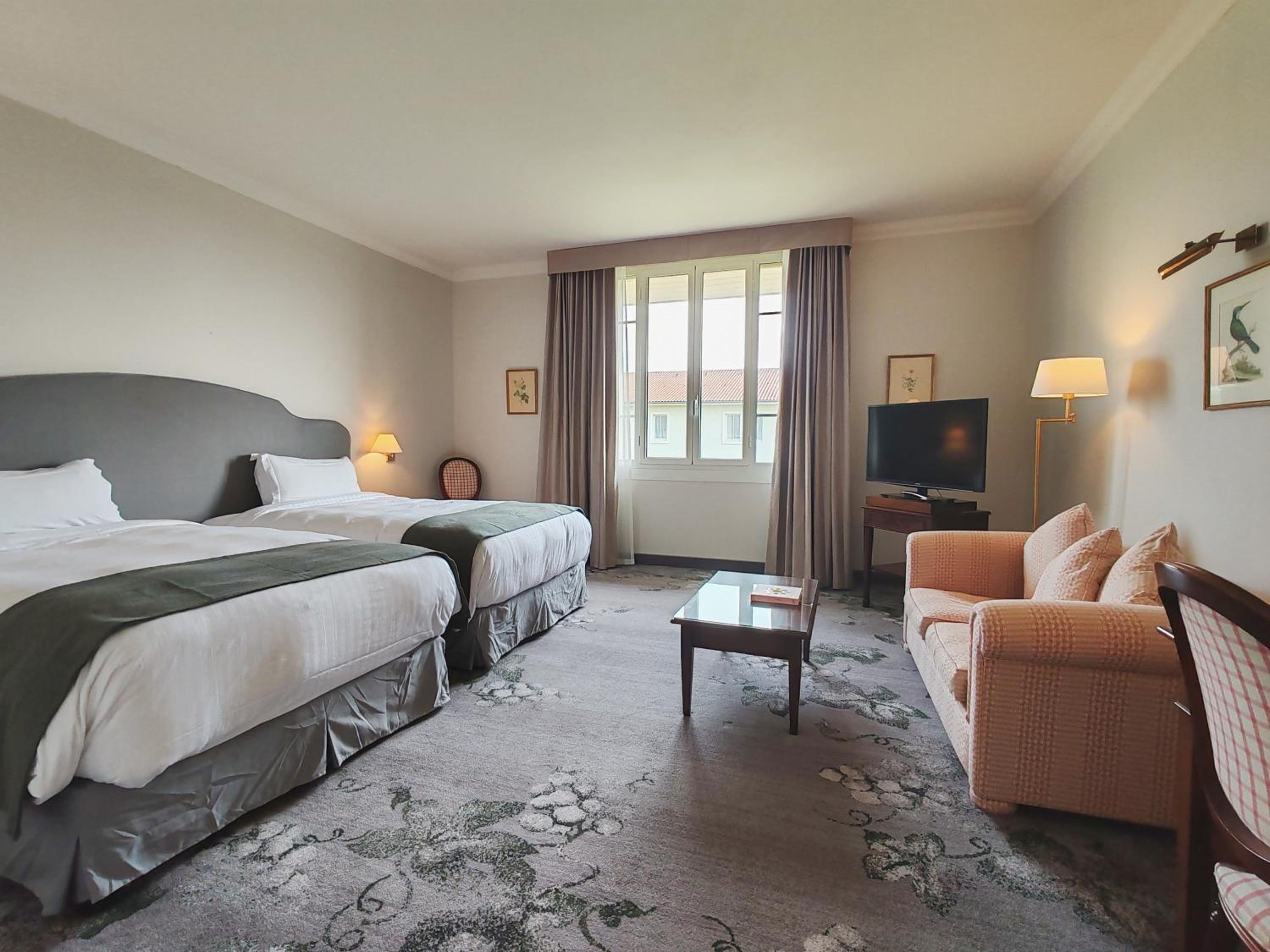 Prestige twin, One complimentary set dinner for two at the Golf Restaurant for stays of 2 consecutive nights or more