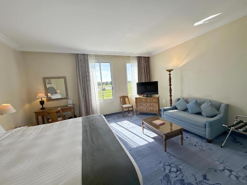 Deluxe Harmony Golf Room, stay for two consecutive nights, and two guests can enjoy a free round of 18 hole golf