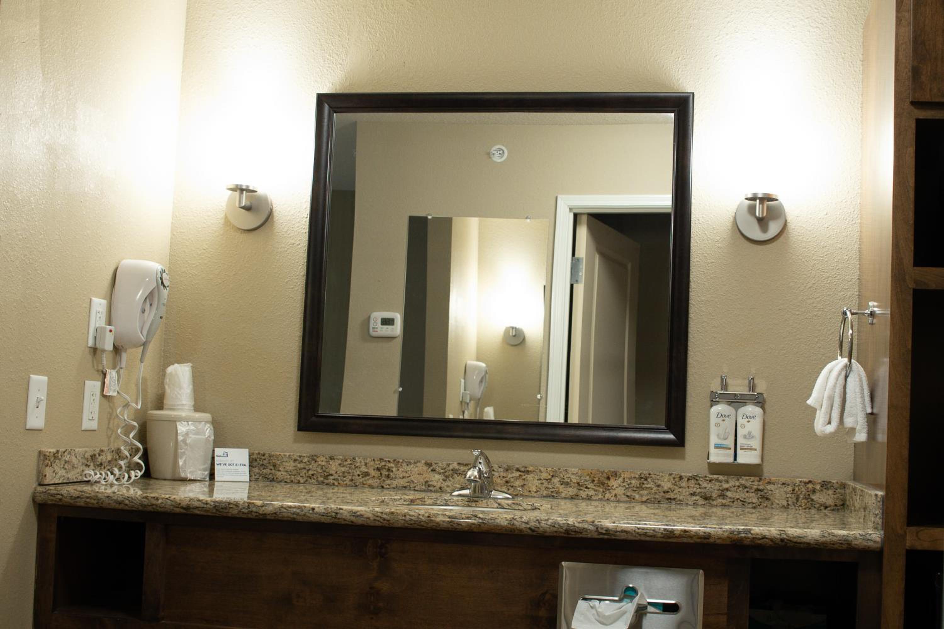 Standard King Room - Photo 7