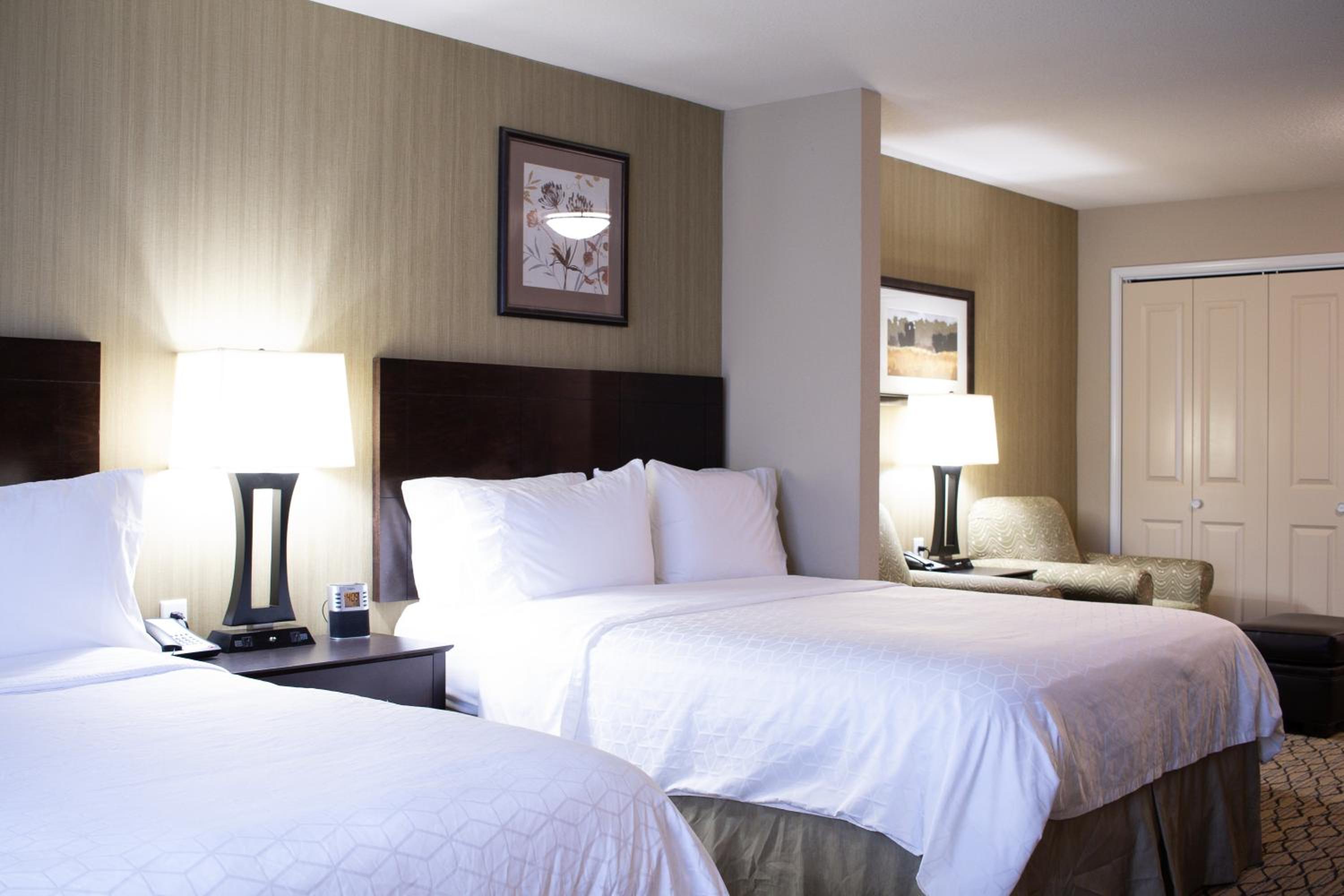 Standard Queen Room with Two Queen Beds - Photo 5