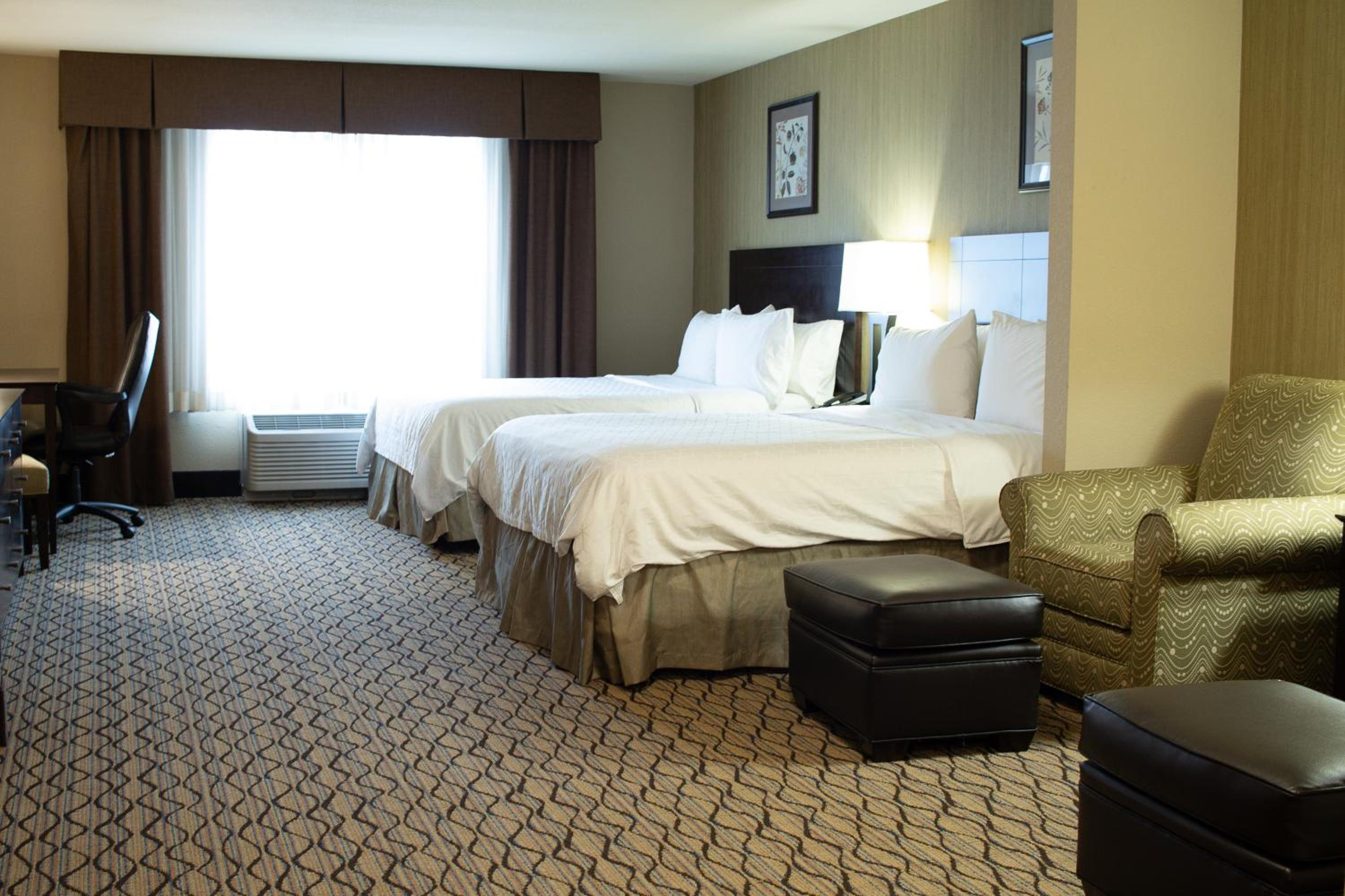 Standard Queen Room with Two Queen Beds - Photo 4