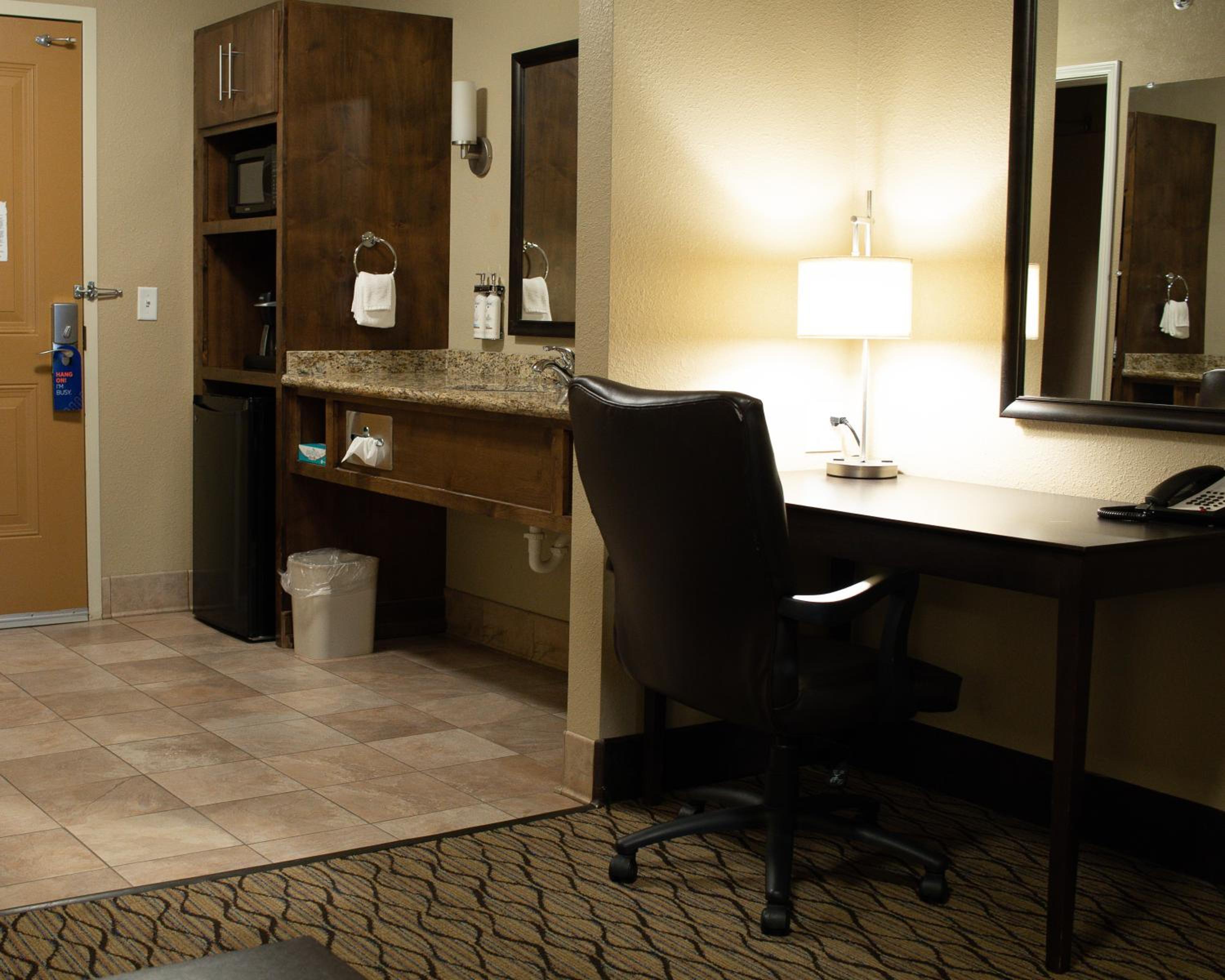 Standard Queen Room with Two Queen Beds - Photo 7
