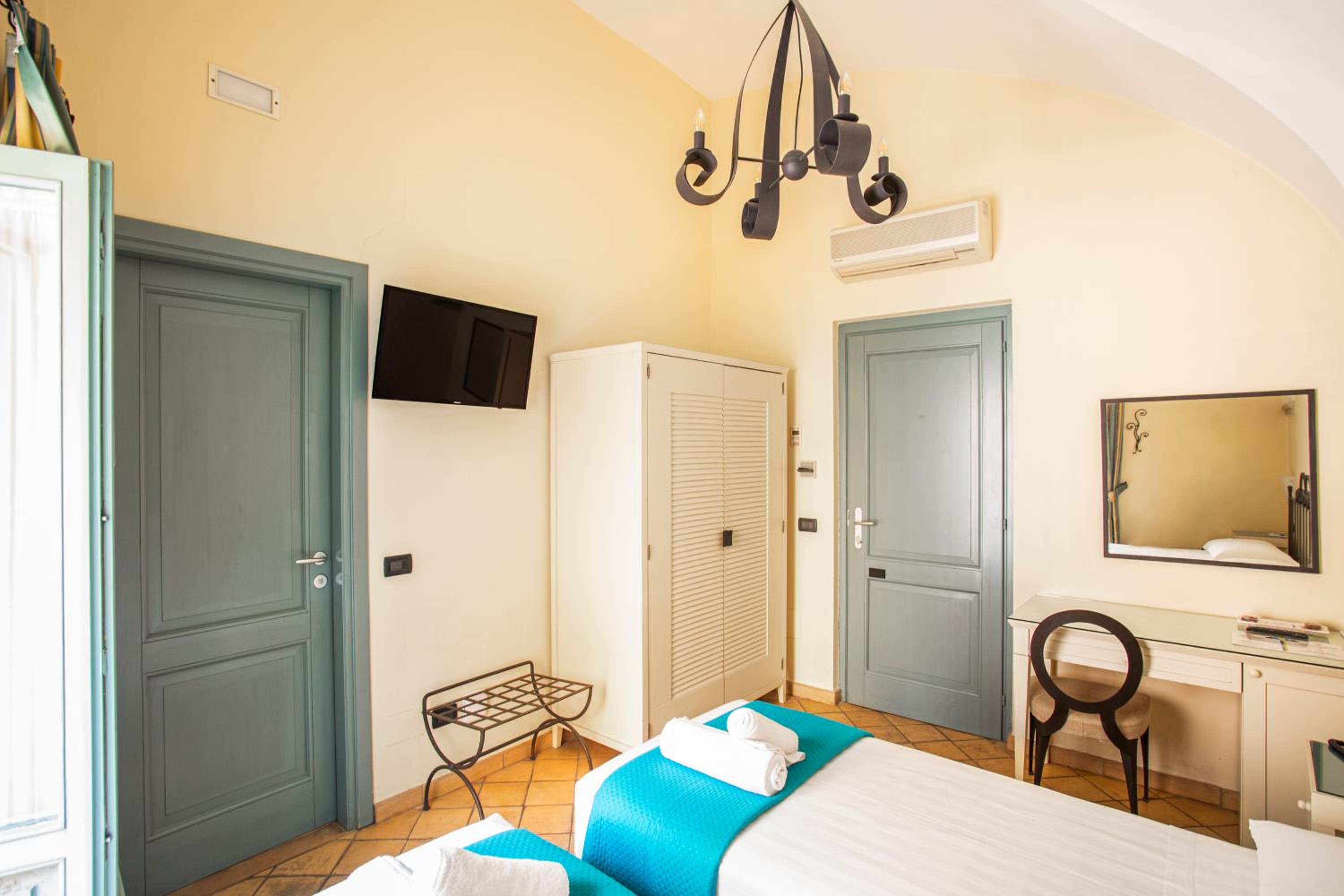 Double Room - Photo 5