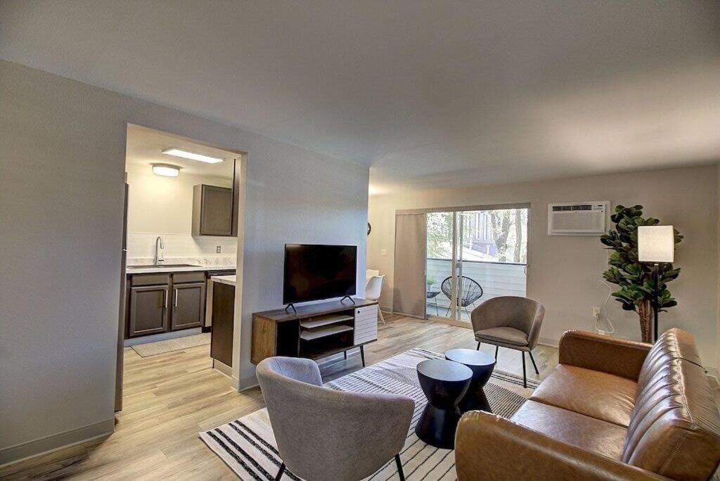 One-Bedroom Apartment photo 1