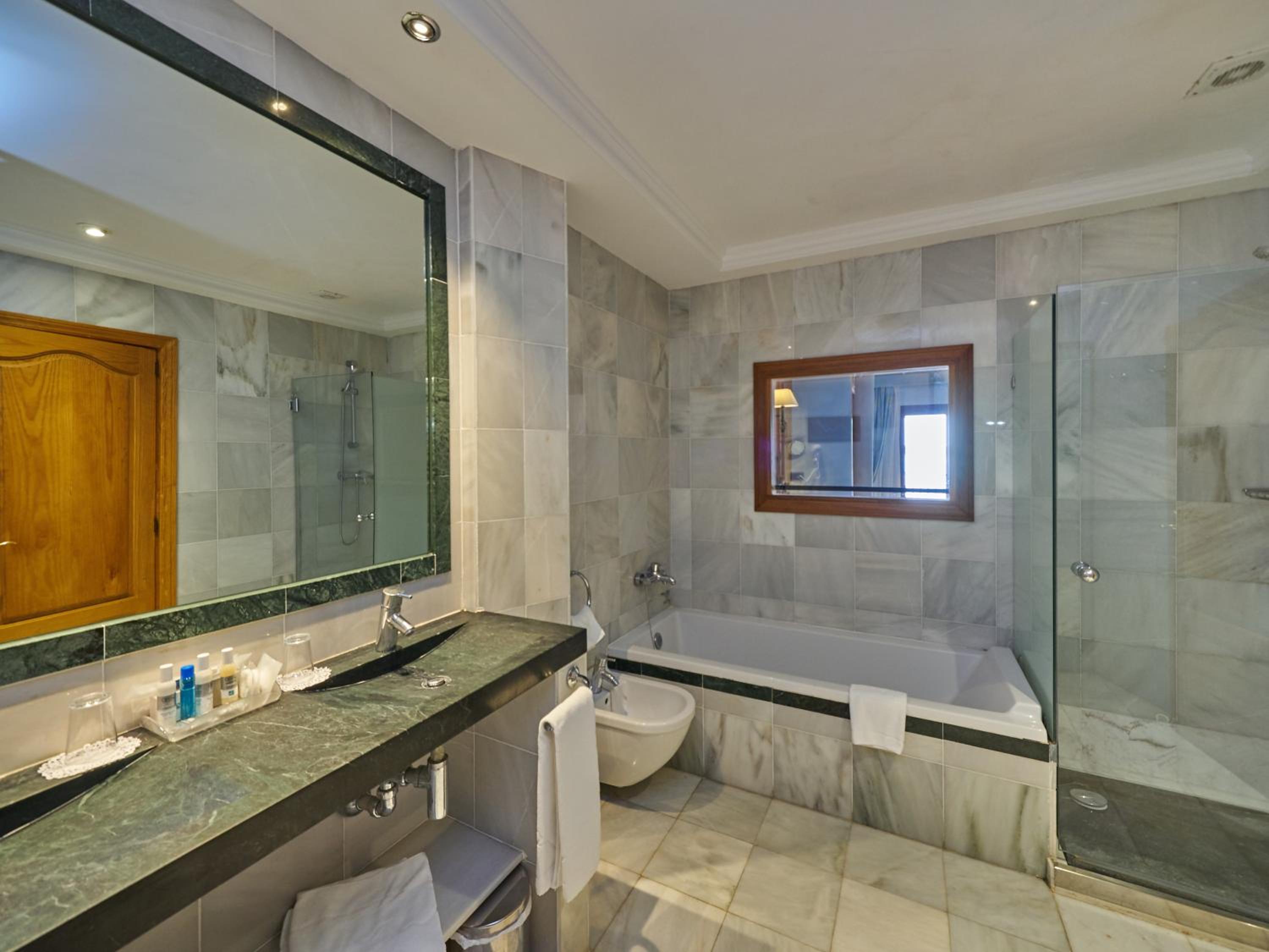 Junior Suite with Sea View - Photo 7