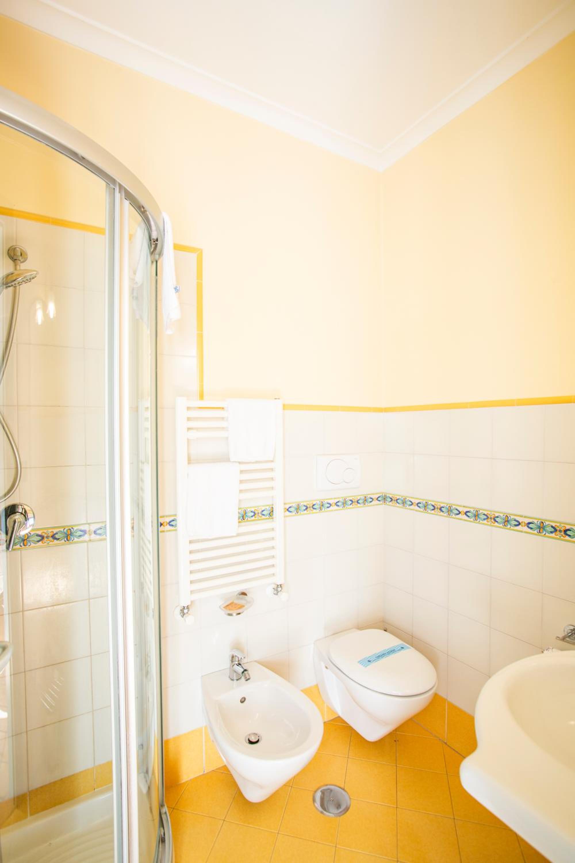 Double Room - Photo 11