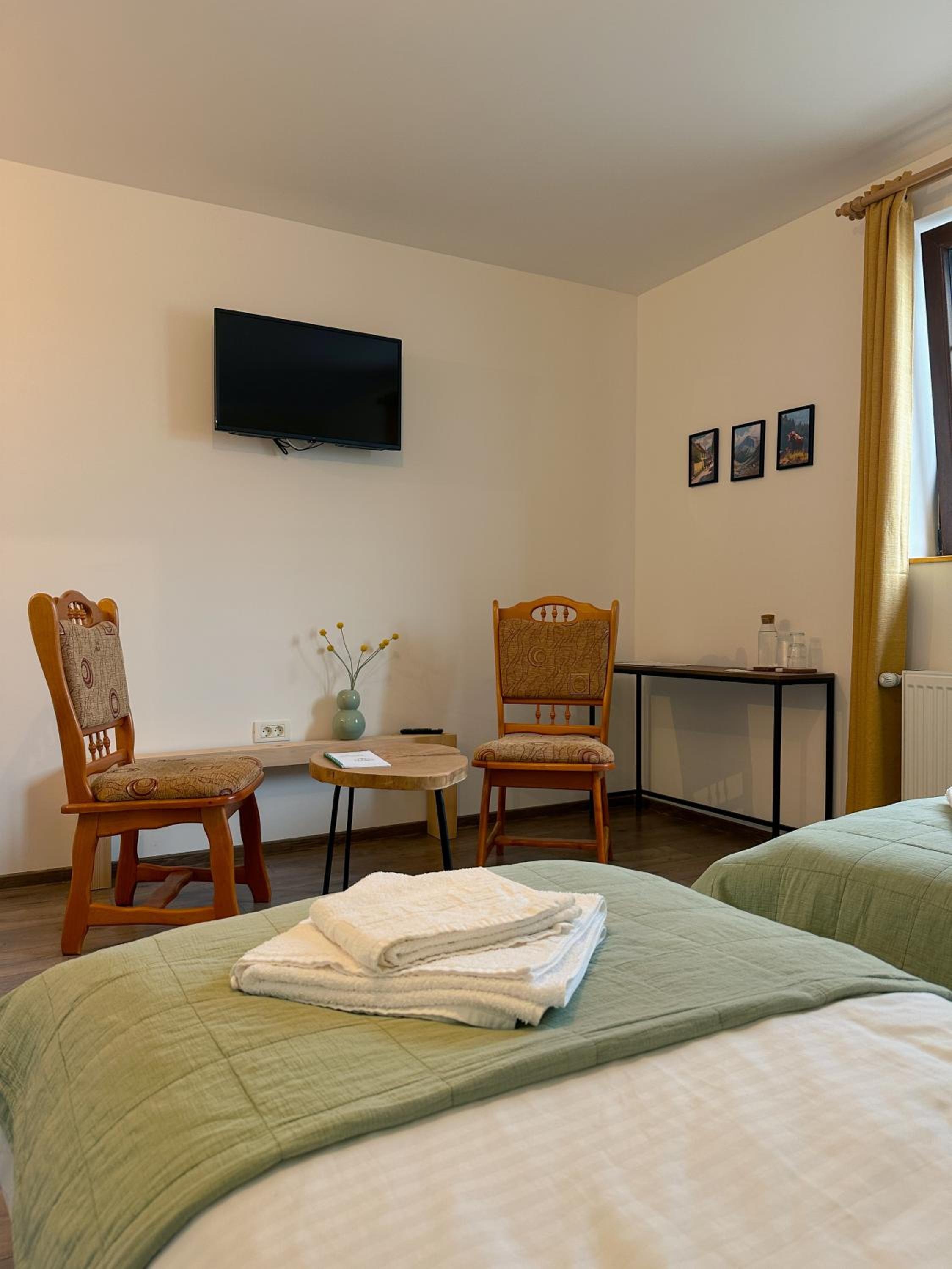 Twin Room with Private Bathroom photo 3