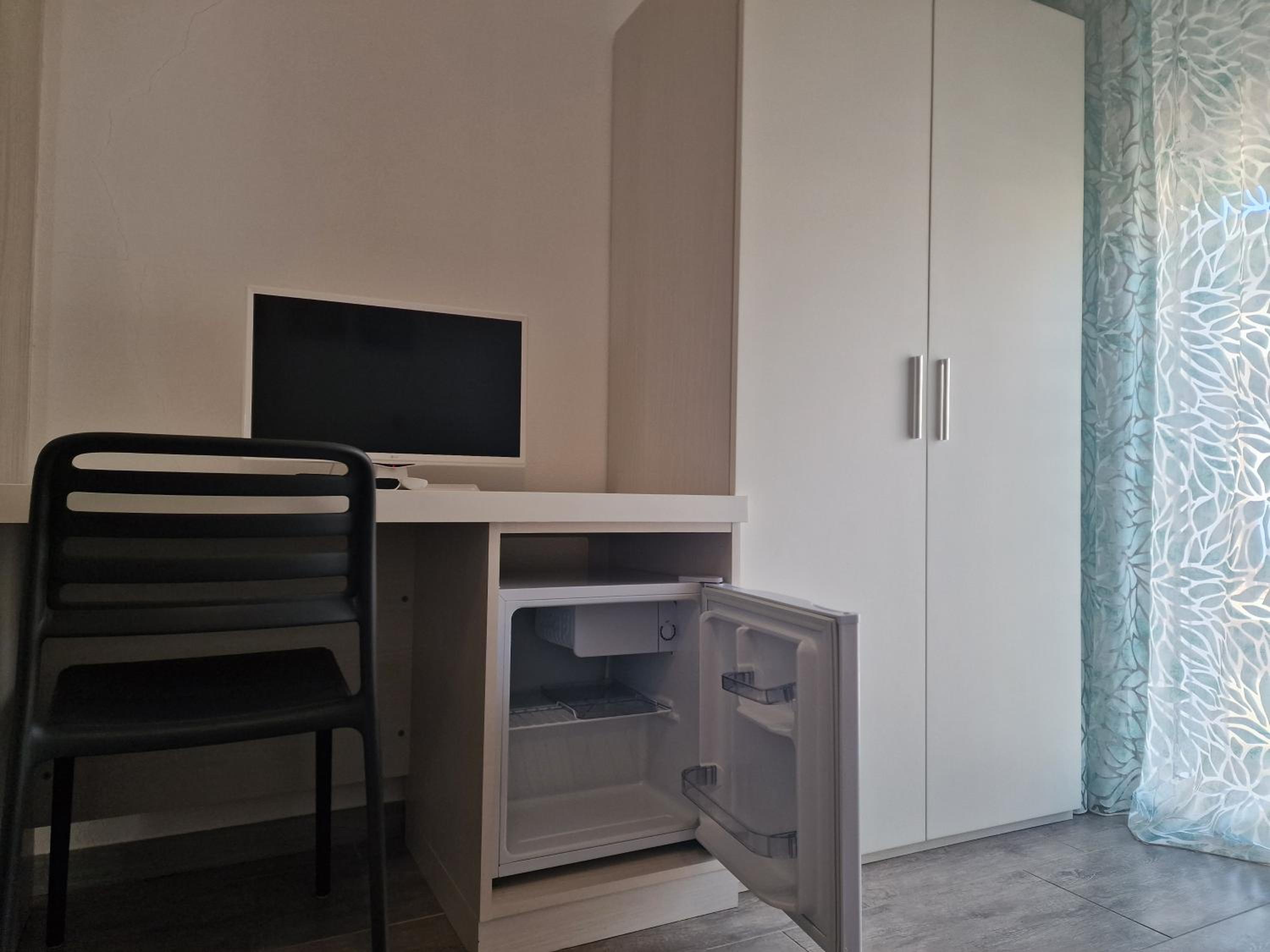 Family Room with Private Bathroom - Photo 3