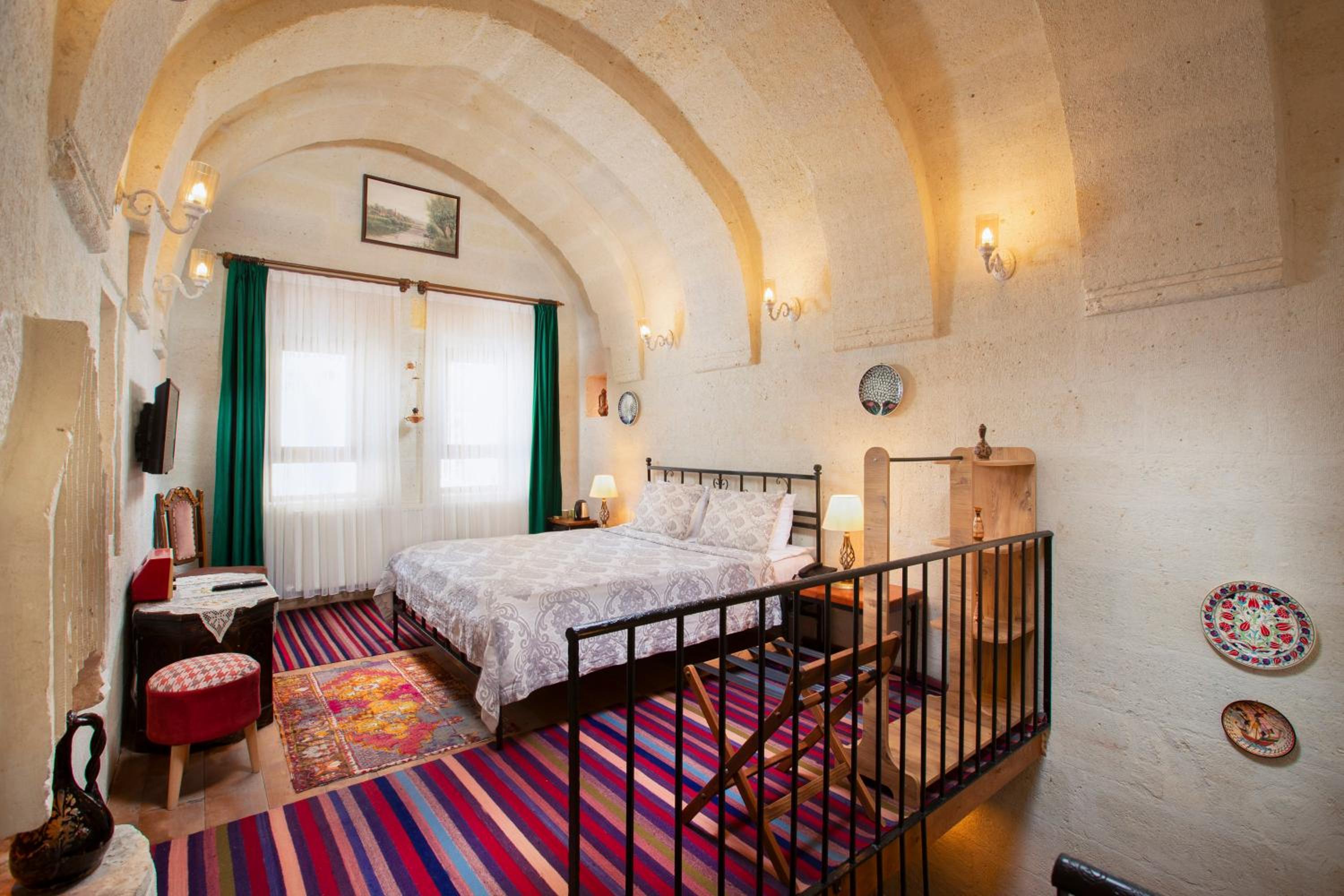 Deluxe Queen Room - Photo 14